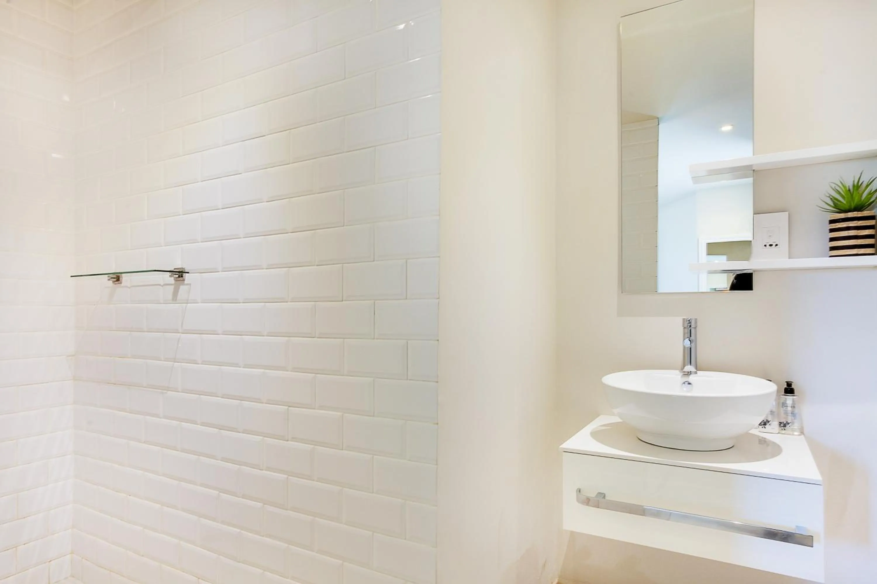 Shower in Cheviot Place Garden Apartment with Private Entrance