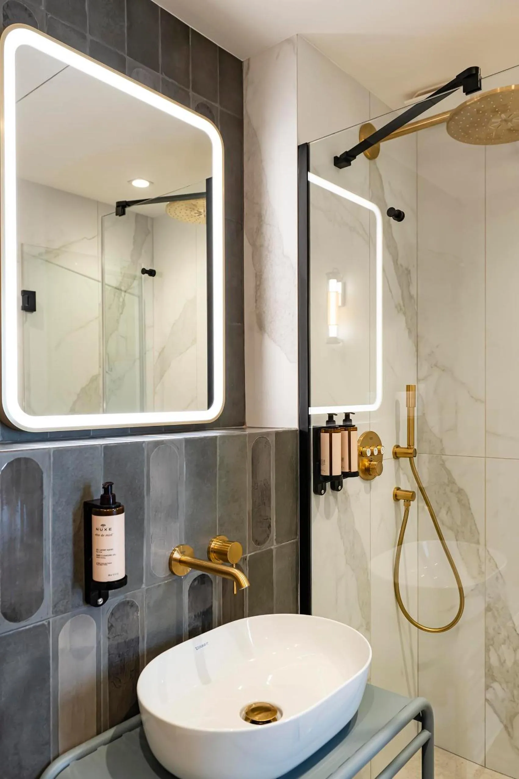 Shower in Hôtel Hiro Paris