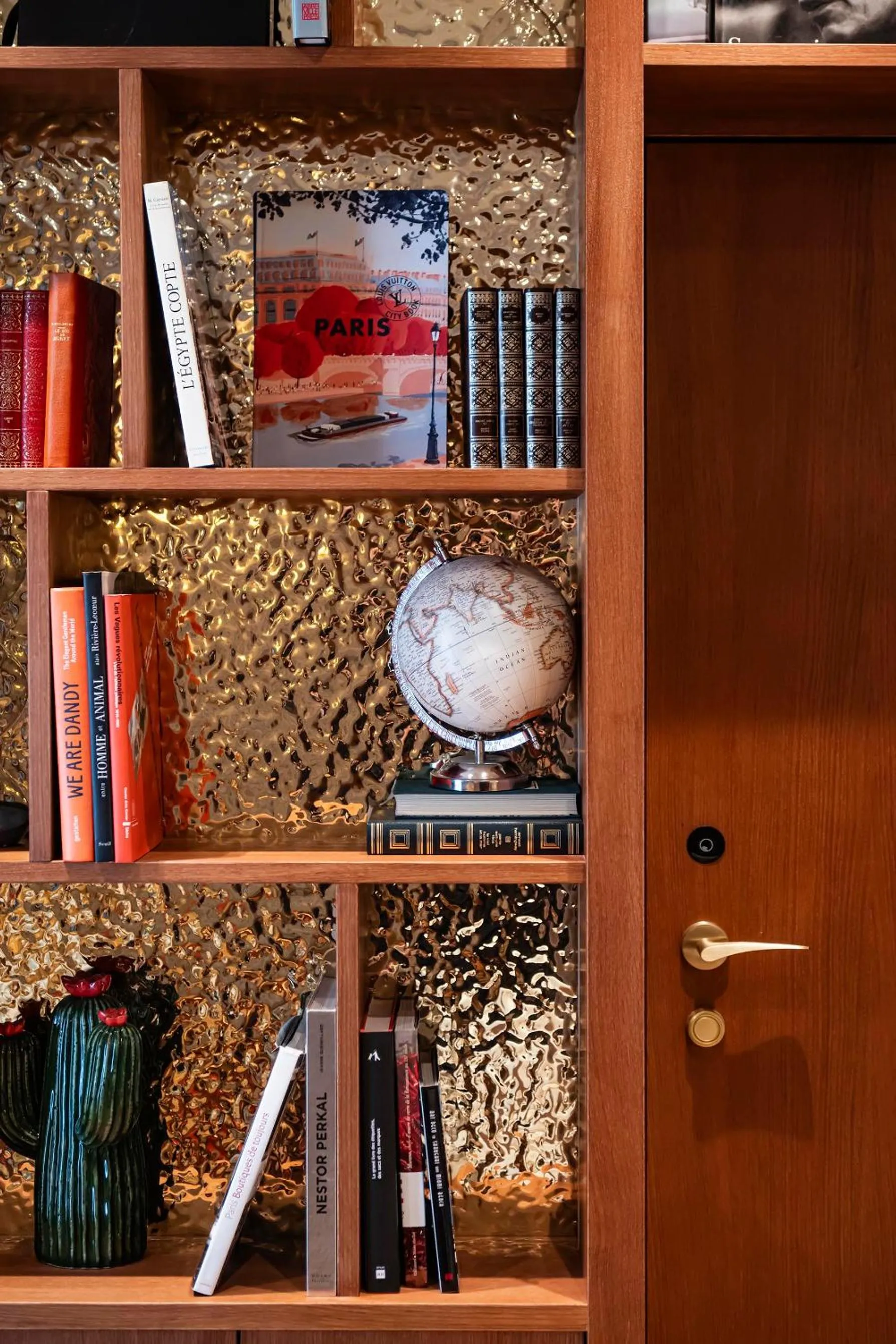 Library in Hôtel Hiro Paris