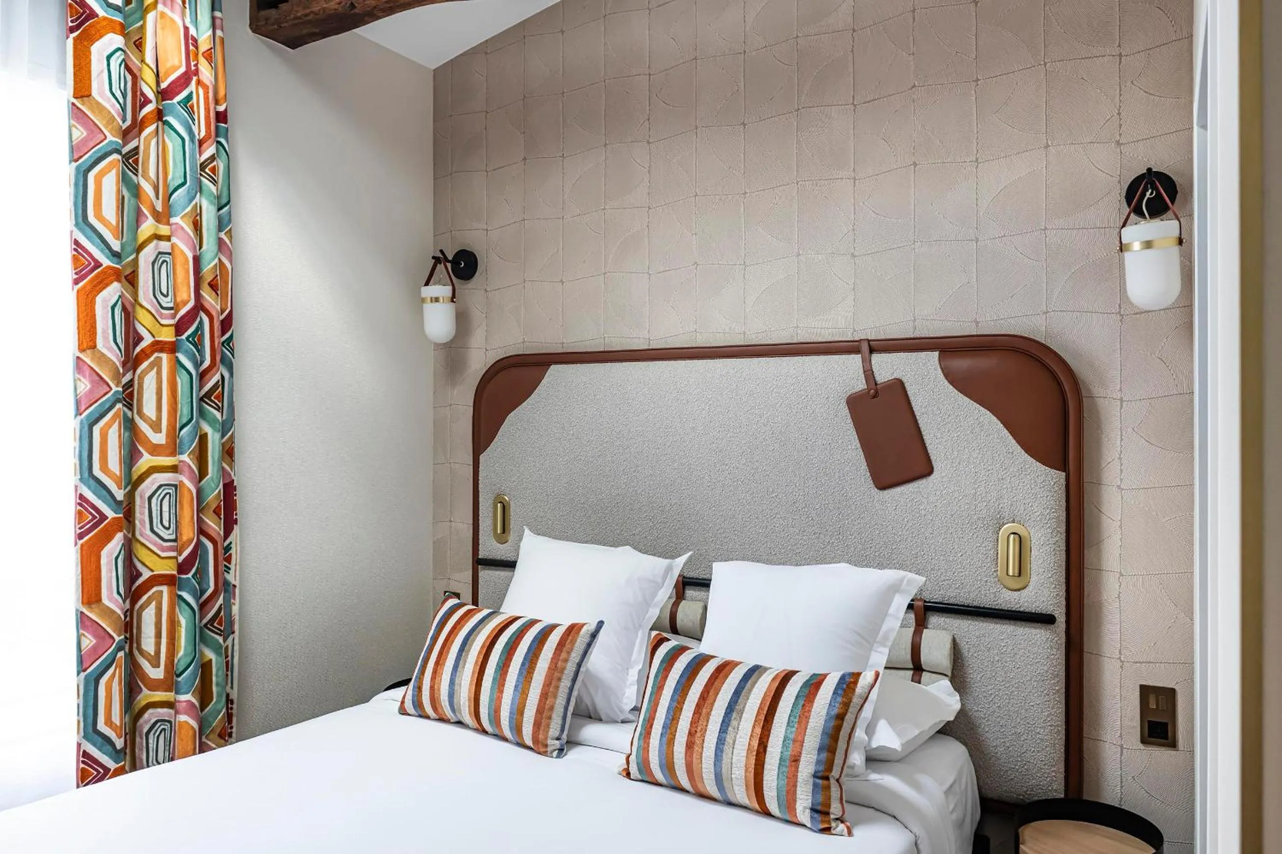 Bed in Hôtel Hiro Paris