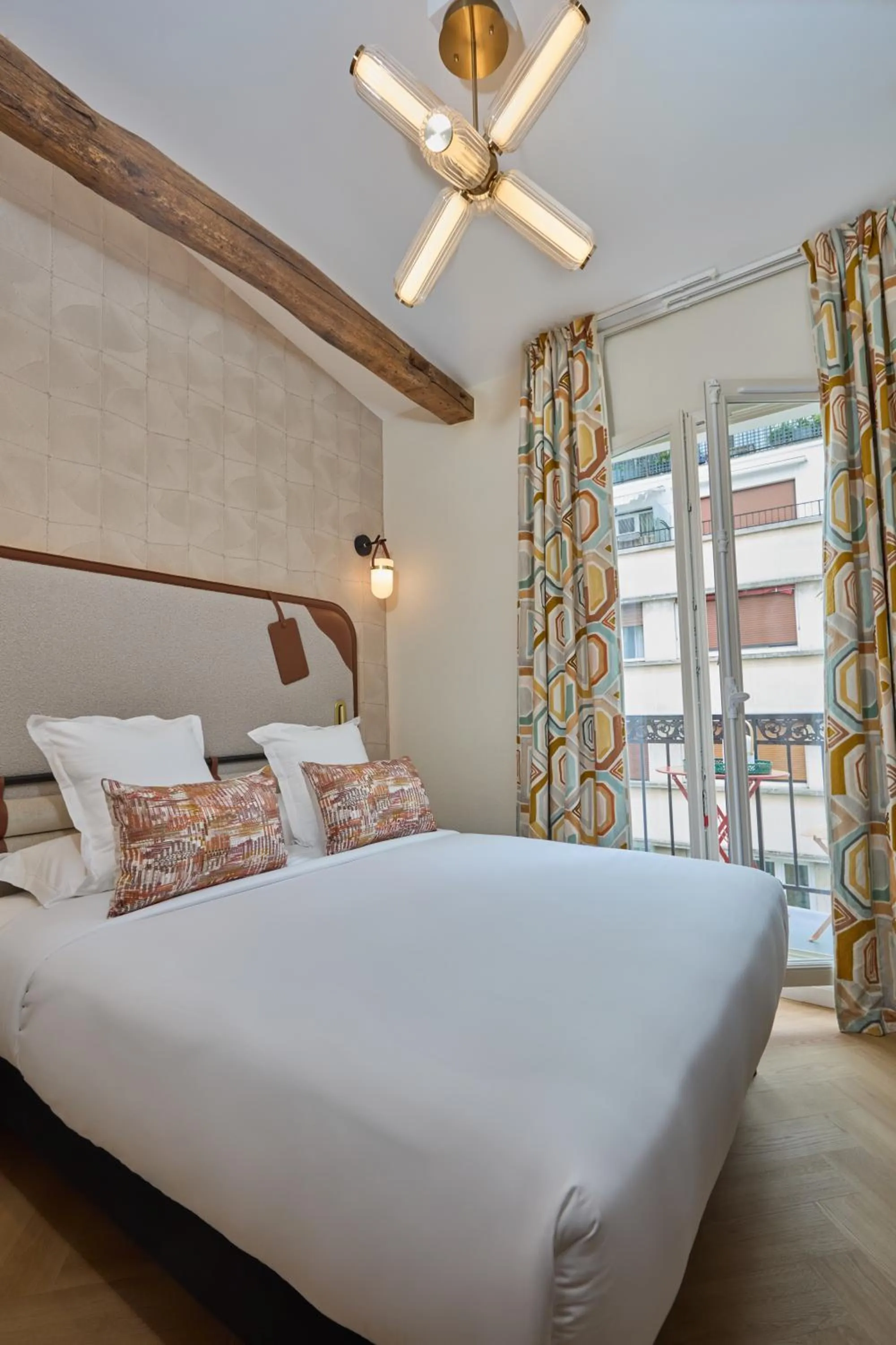 Bed in Hôtel Hiro Paris