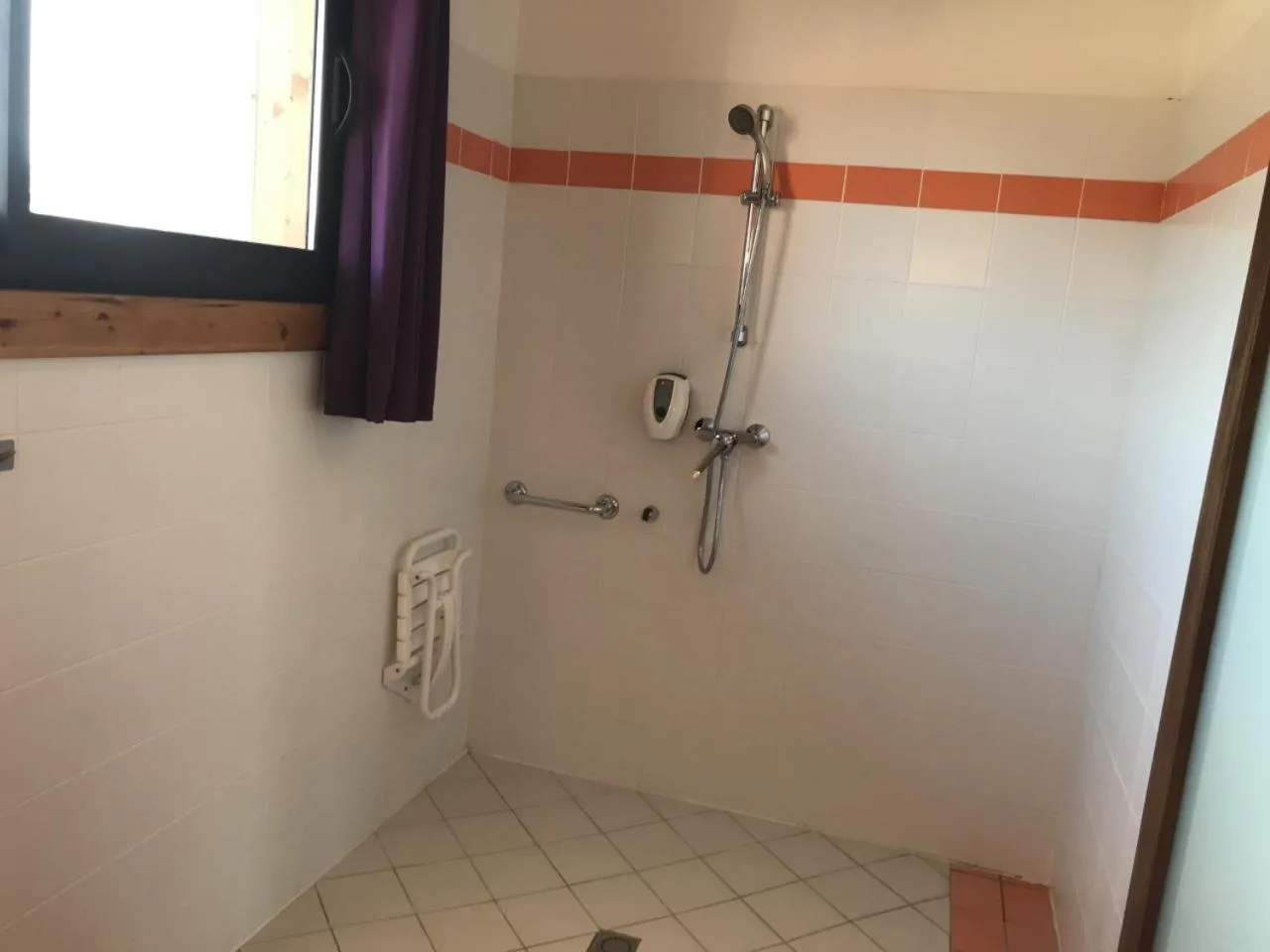 Shower in Hôtel Valery