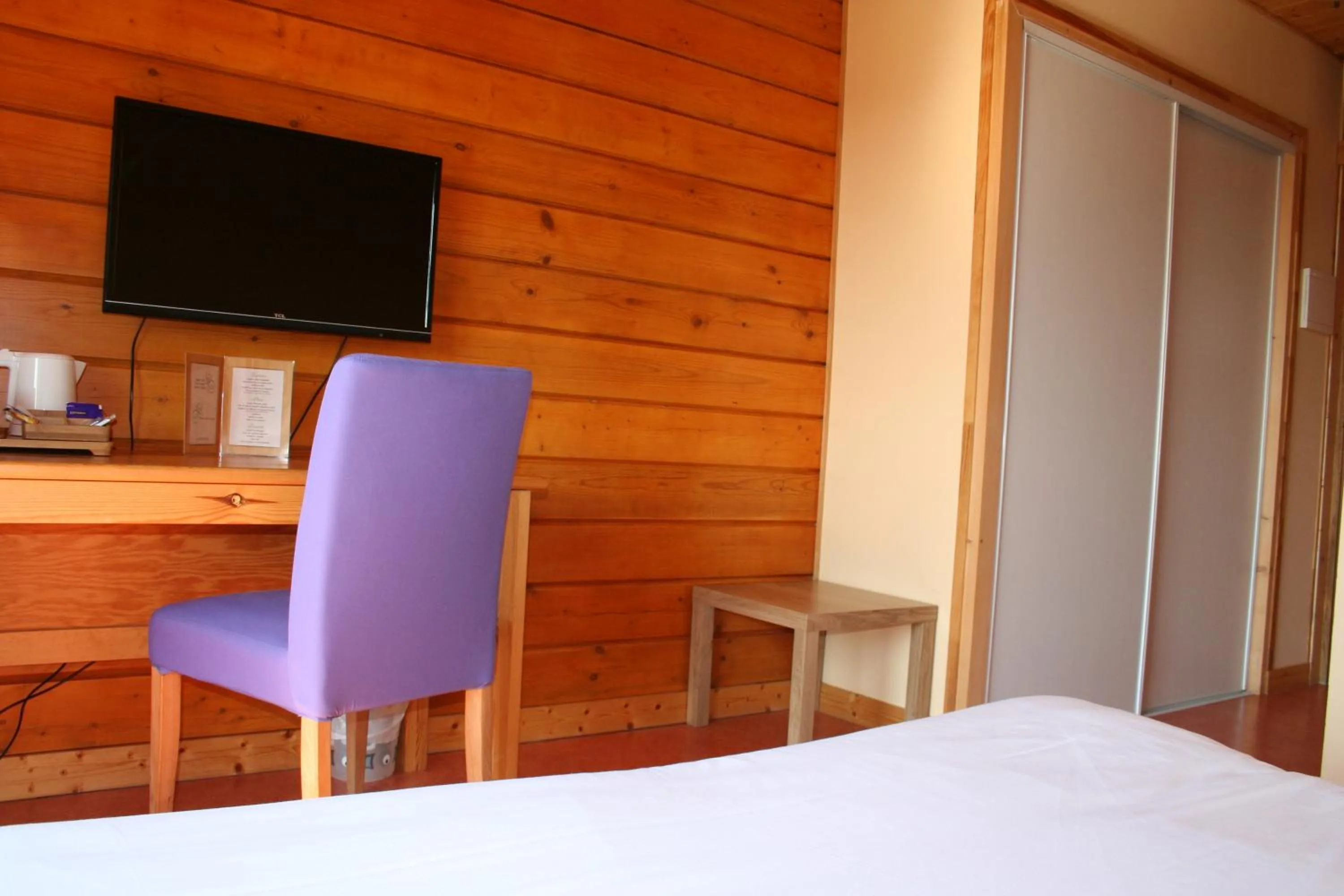 Photo of the whole room, Bed in Hôtel Valery