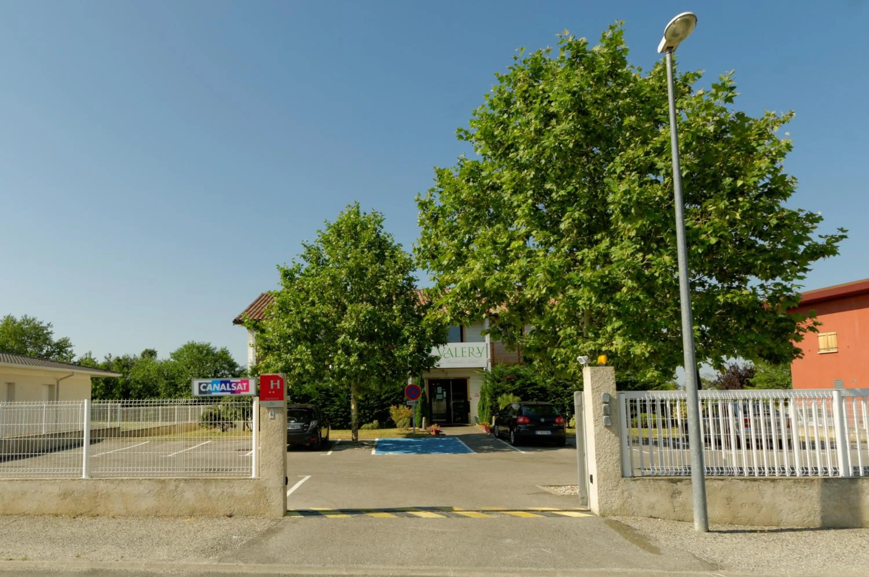 Facade/entrance in Hôtel Valery