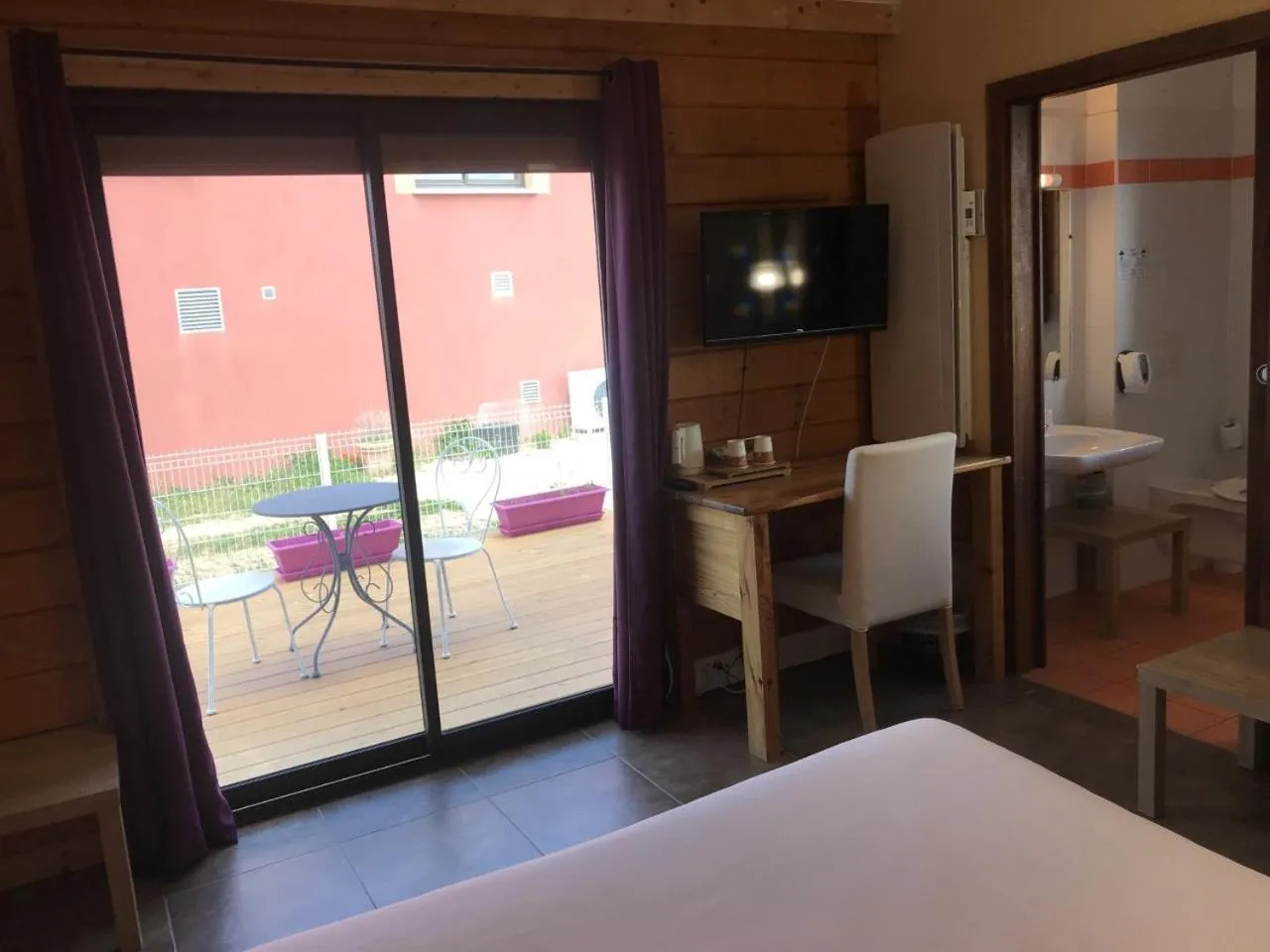 Balcony/Terrace, Bed in Hôtel Valery