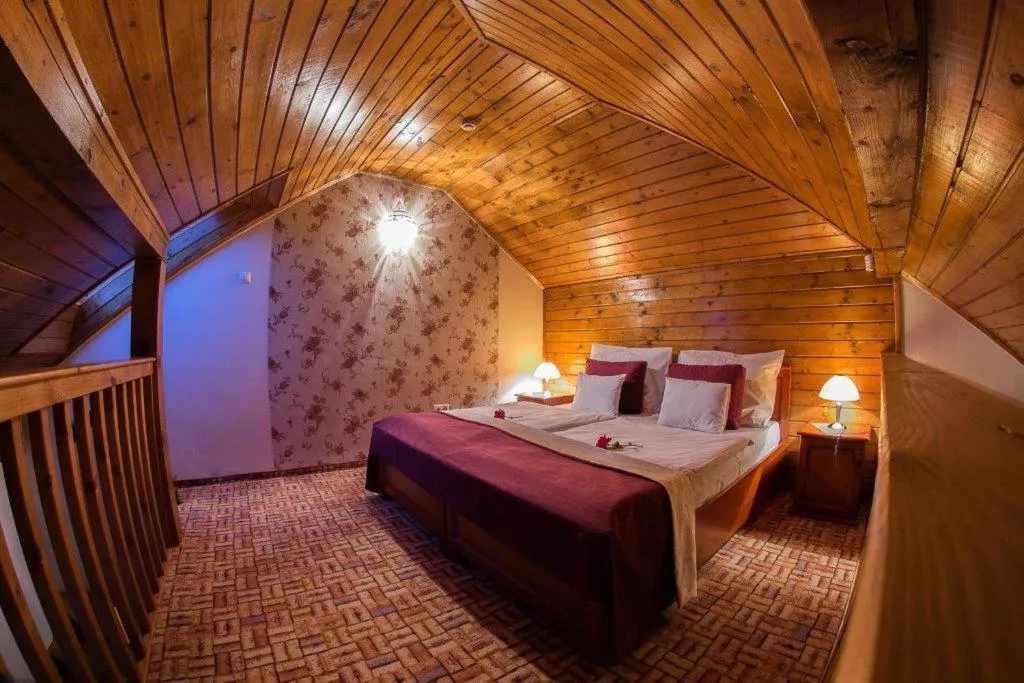 Photo of the whole room, Bed in Egri Korona Borház és Wellness Hotel