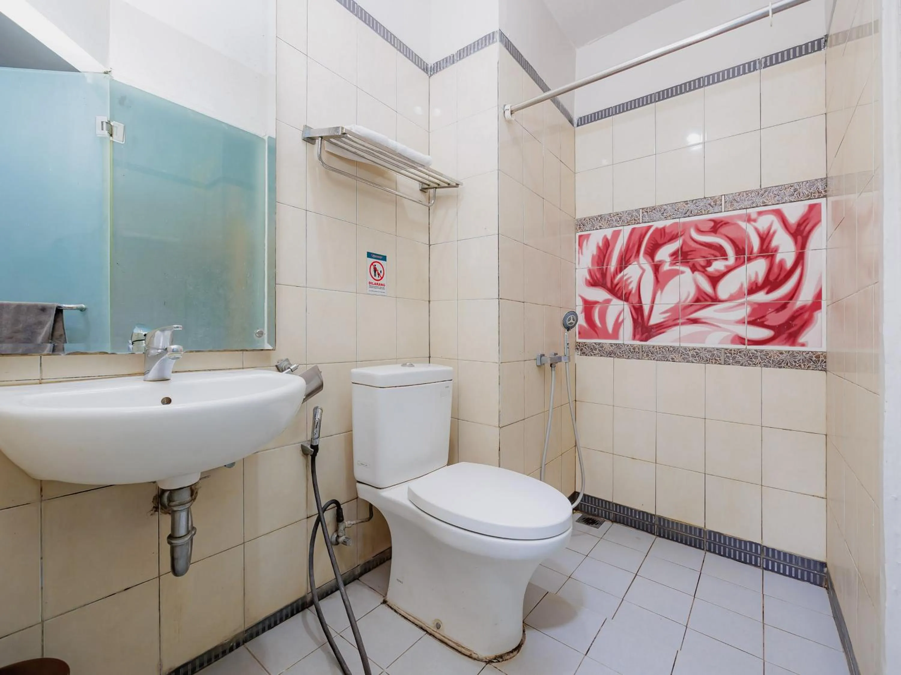 Bathroom in RedDoorz Plus near Asia Afrika 3