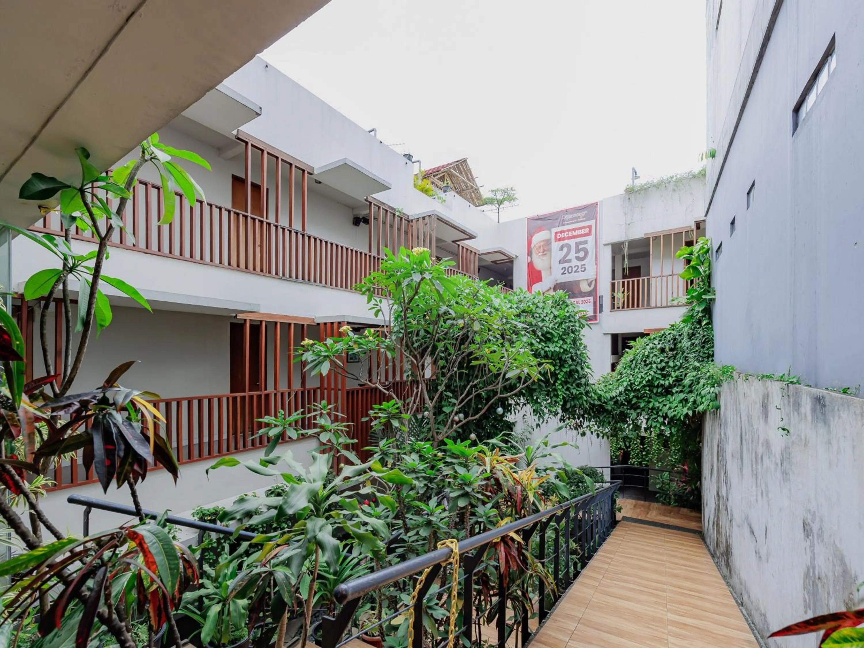 Property building in RedDoorz Plus near Asia Afrika 3