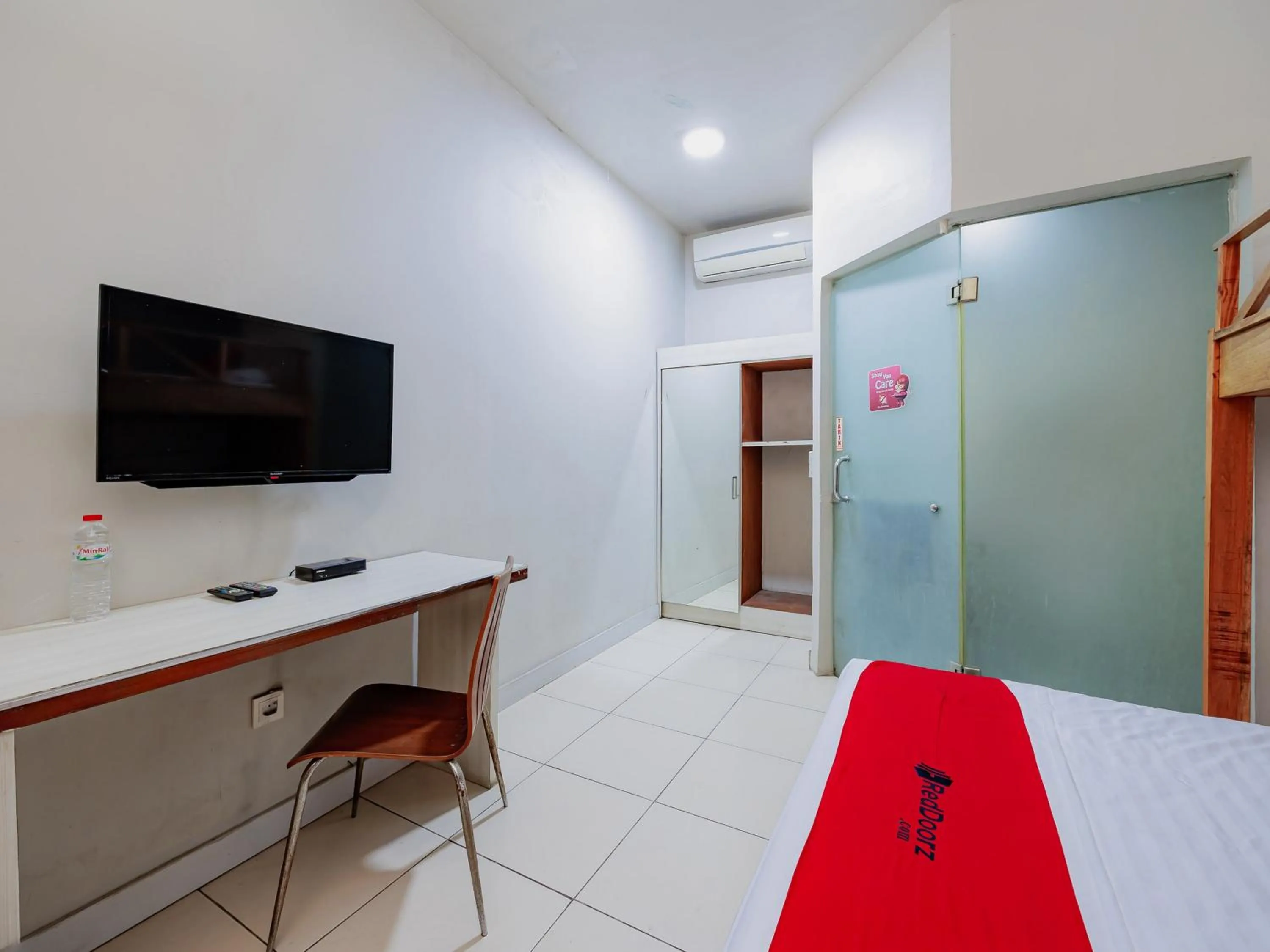 Bedroom, Bed in RedDoorz Plus near Asia Afrika 3