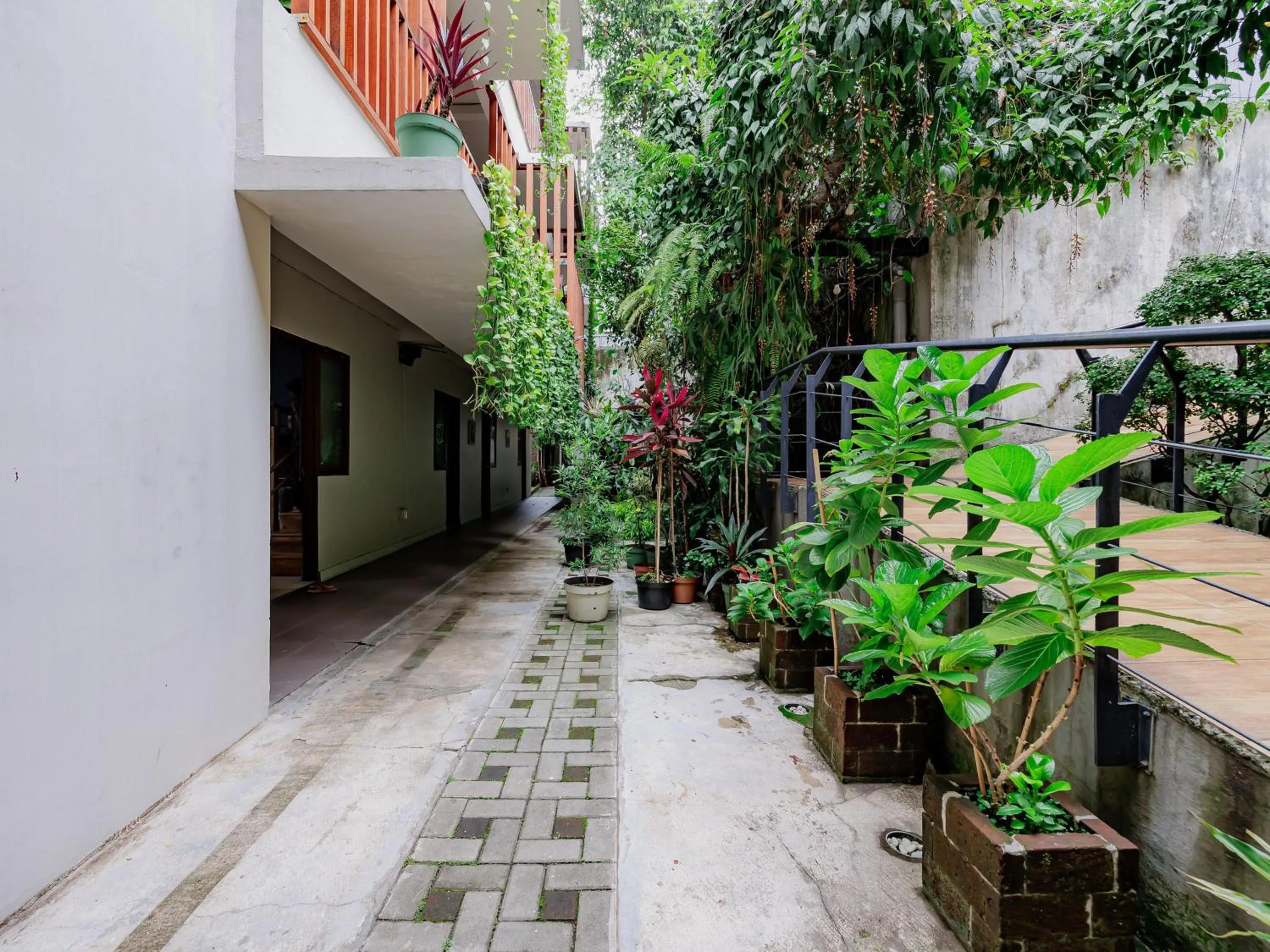 Property building in RedDoorz Plus near Asia Afrika 3