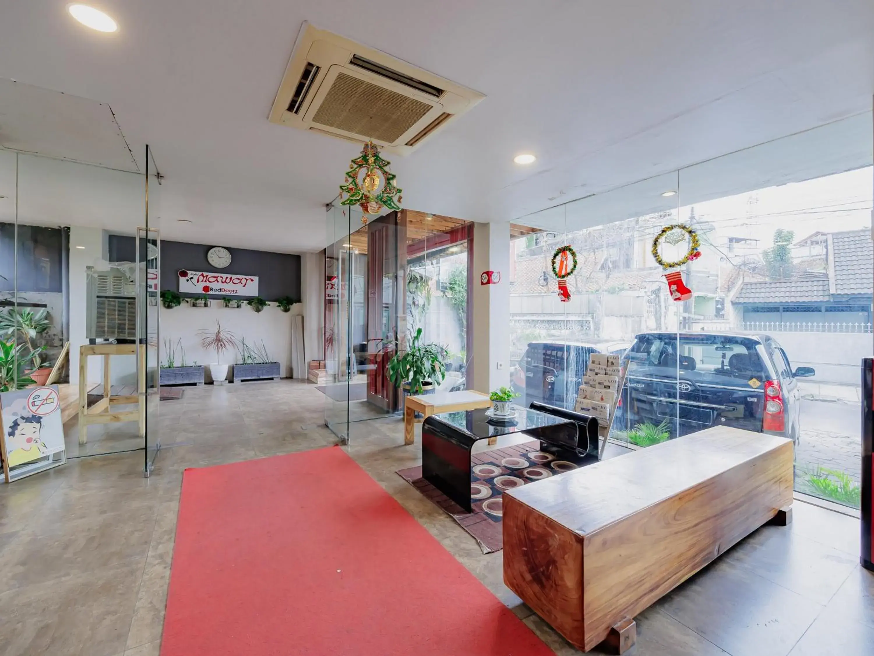 Property building in RedDoorz Plus near Asia Afrika 3 Property building in RedDoorz Plus near Asia Afrika 3