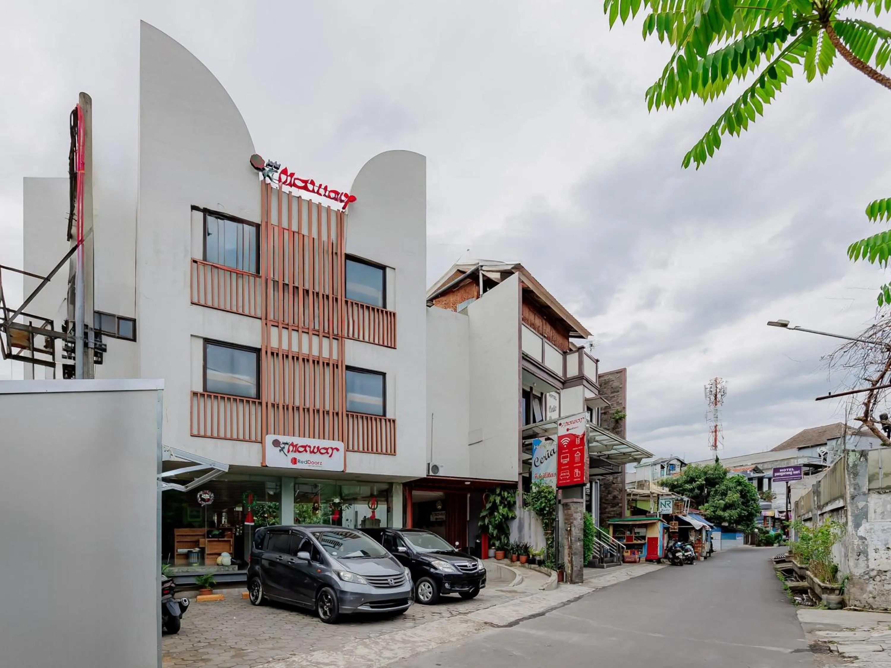 Facade/entrance in RedDoorz Plus near Asia Afrika 3