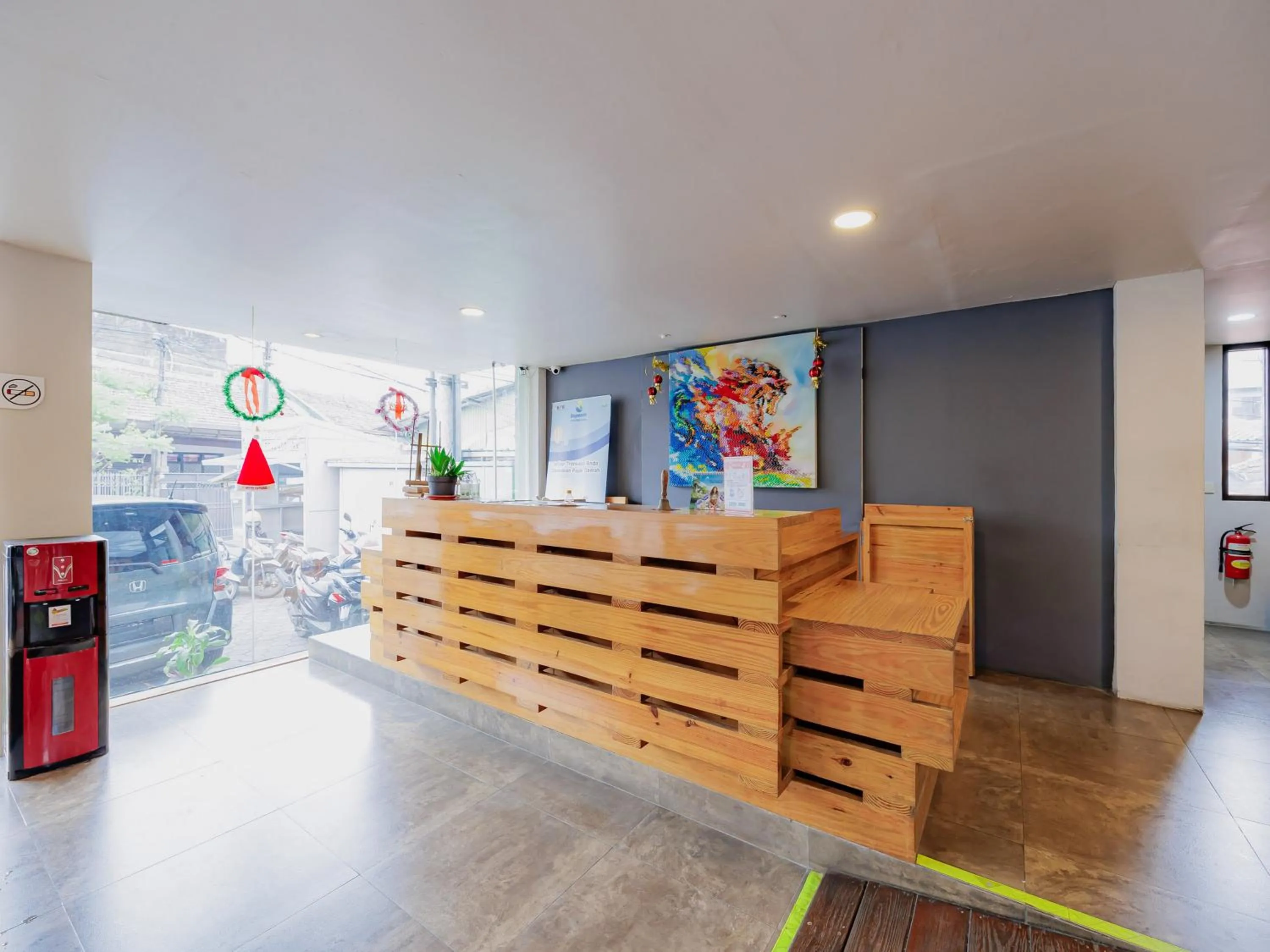 Lobby or reception in RedDoorz Plus near Asia Afrika 3