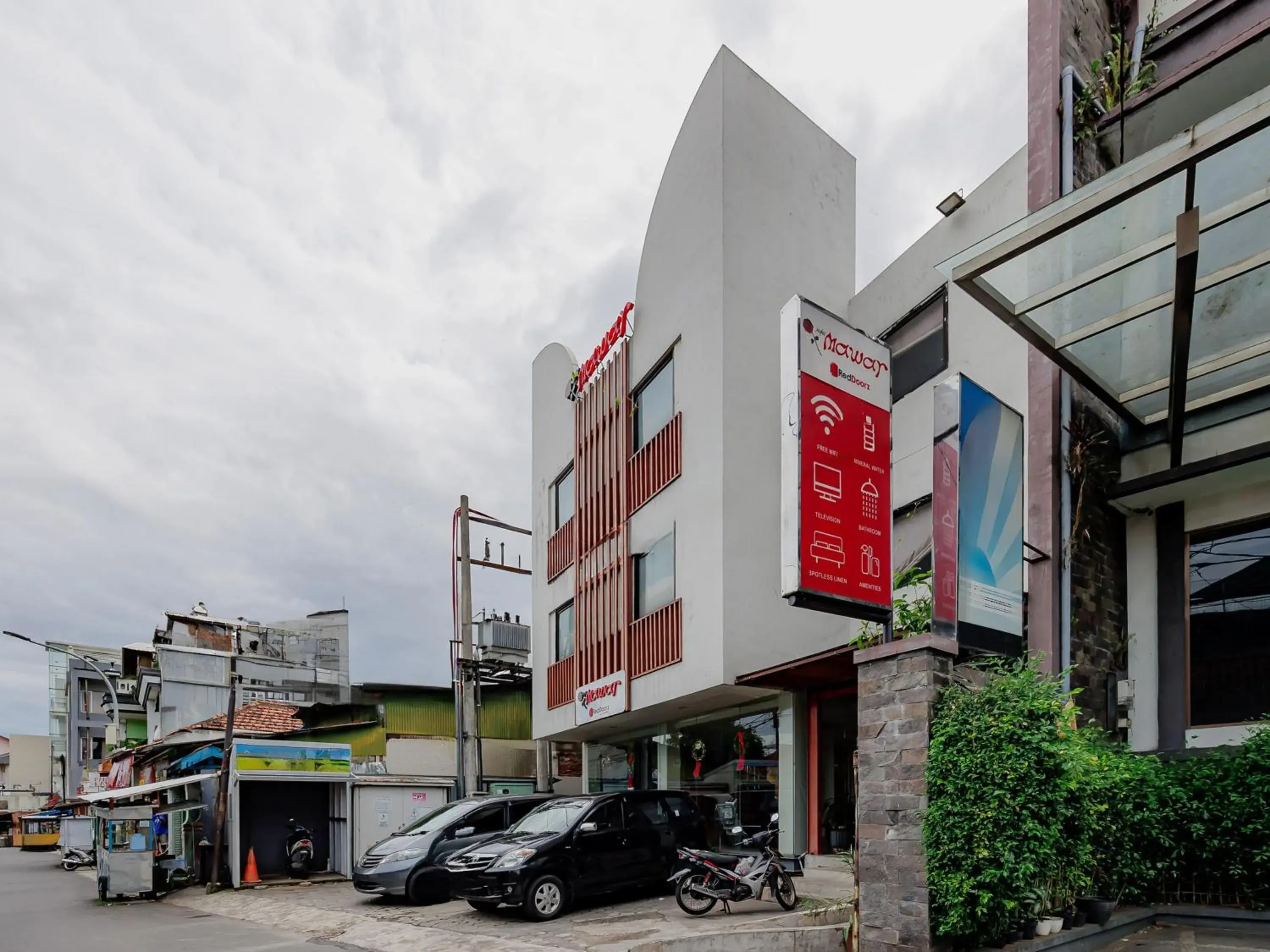 Facade/entrance in RedDoorz Plus near Asia Afrika 3 Facade/entrance in RedDoorz Plus near Asia Afrika 3