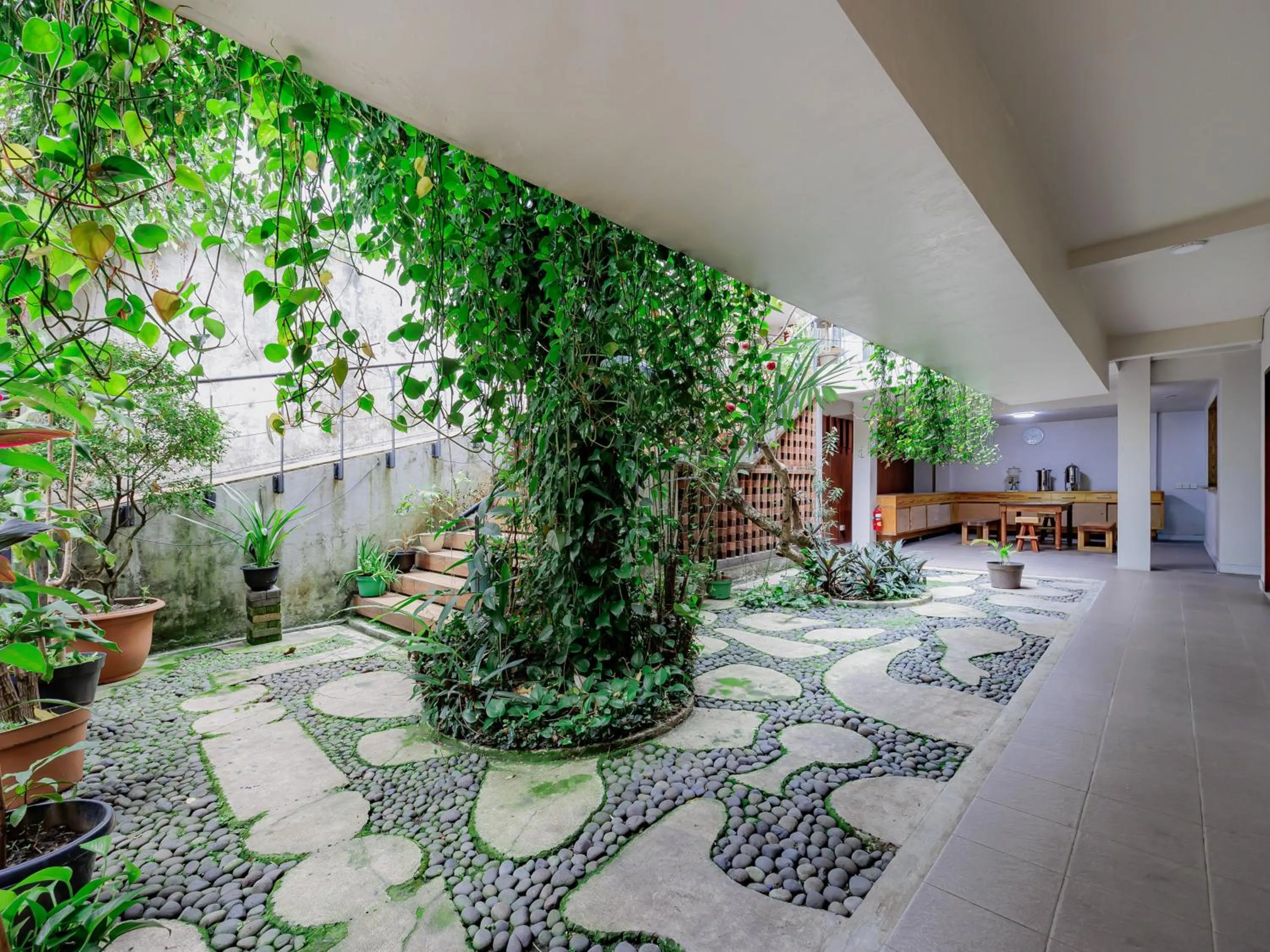 Property building in RedDoorz Plus near Asia Afrika 3