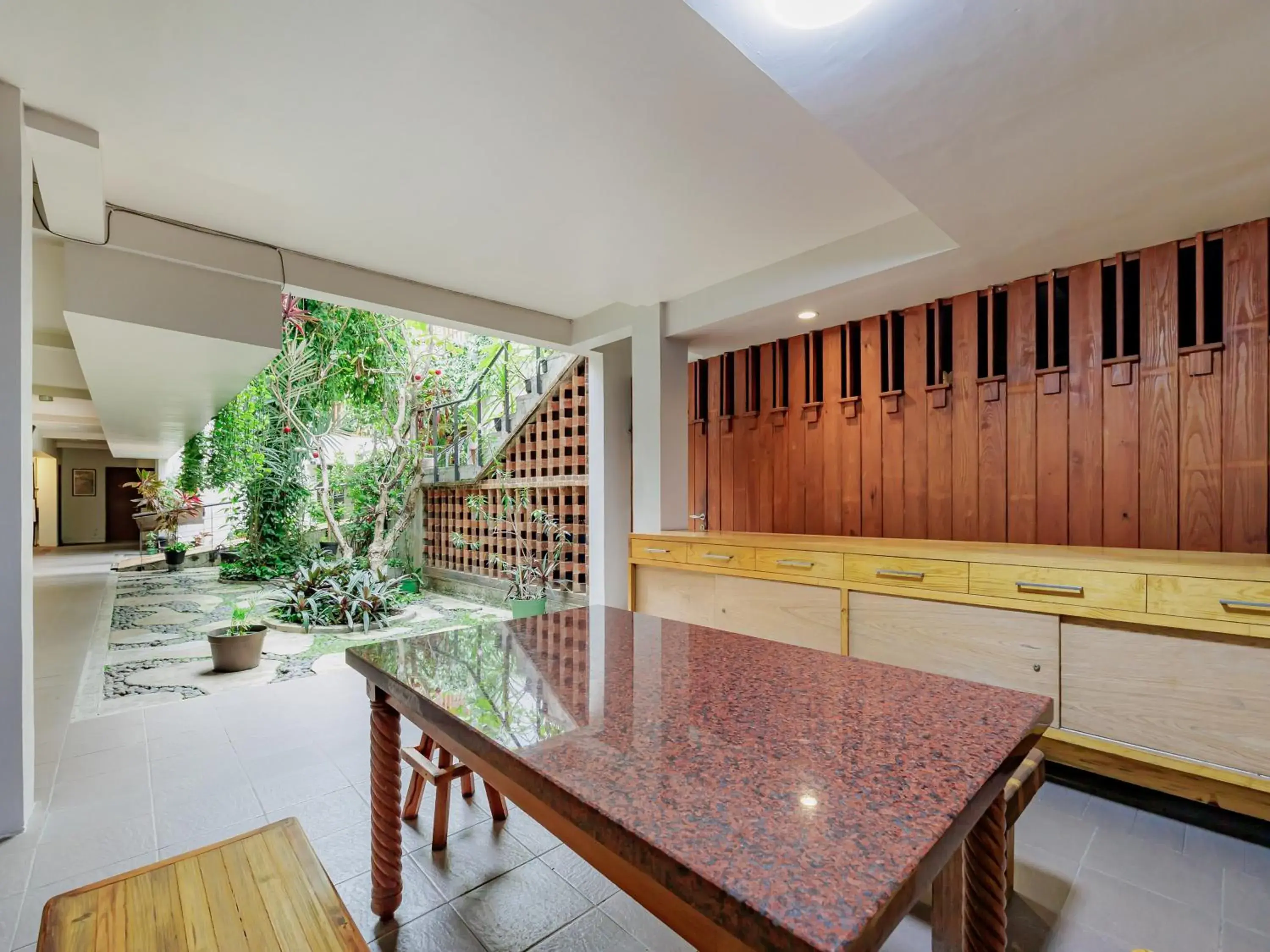 Property building in RedDoorz Plus near Asia Afrika 3 Property building in RedDoorz Plus near Asia Afrika 3