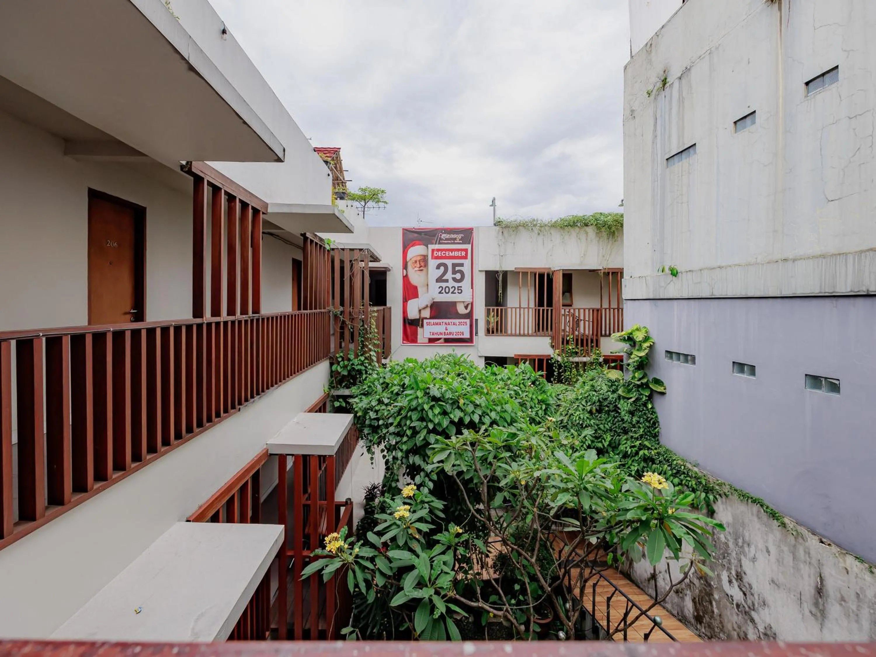 Property building in RedDoorz Plus near Asia Afrika 3