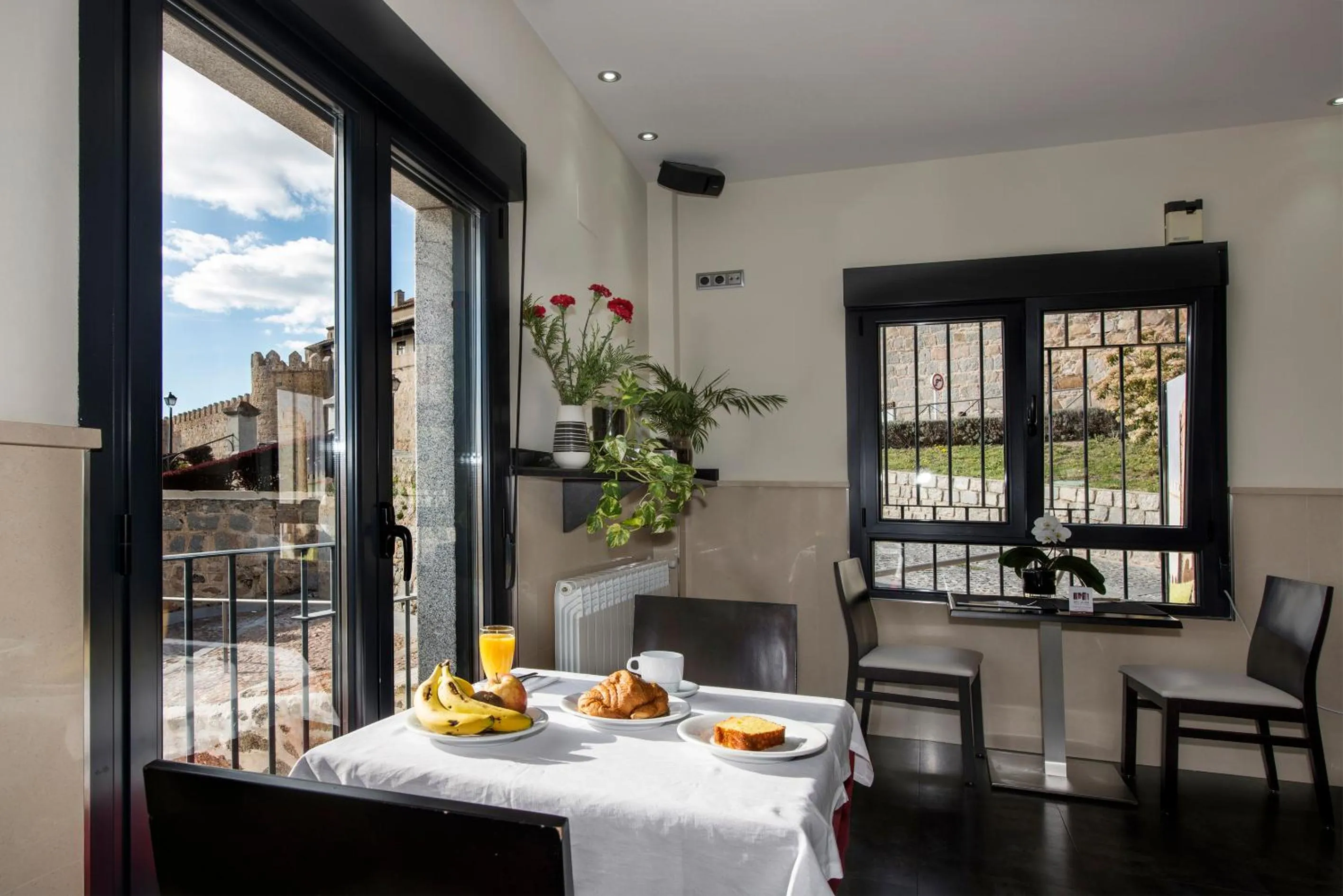 Restaurant/places to eat in Hotel Puerta de la Santa