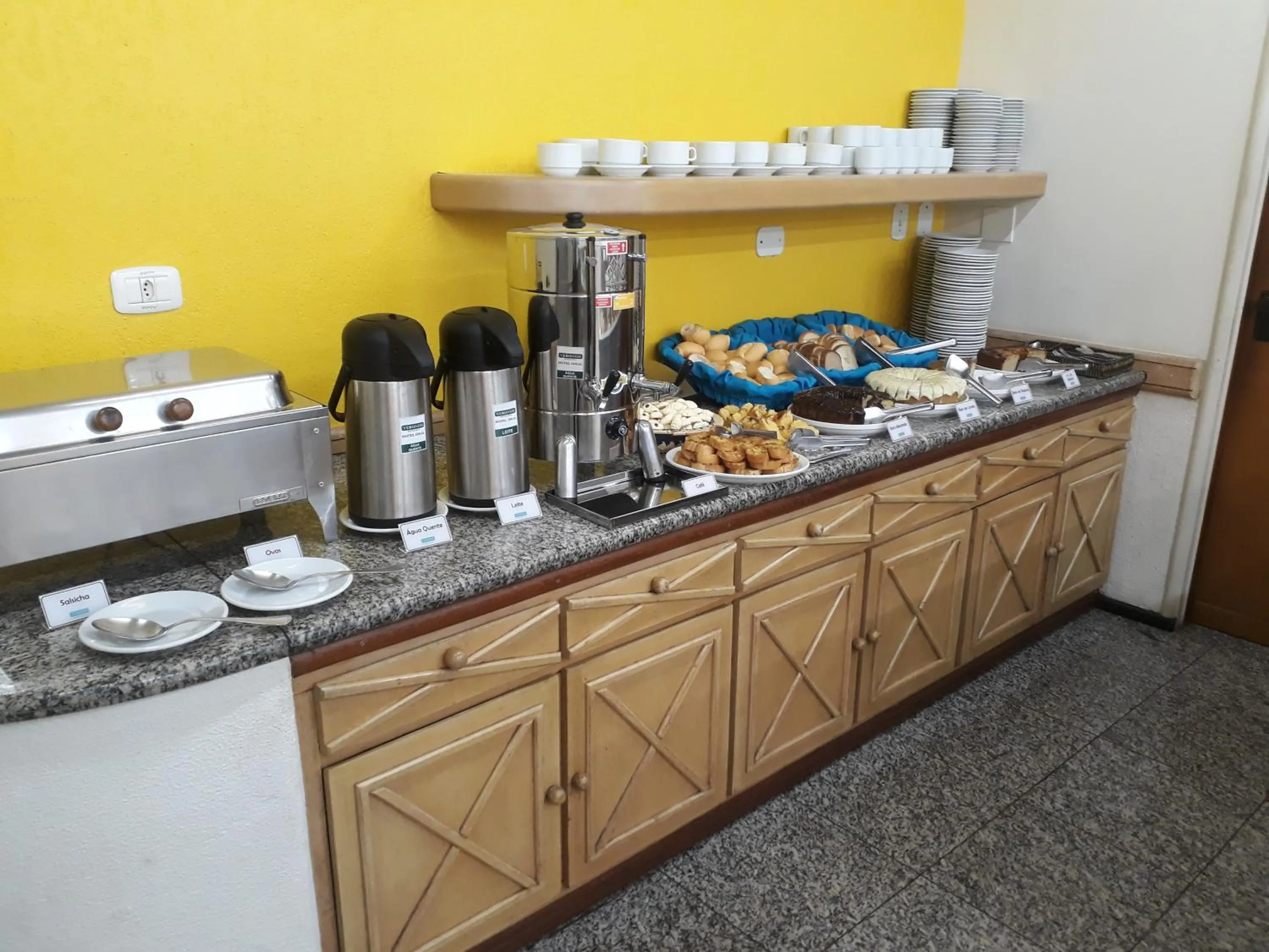 Restaurant/places to eat in Hotel Ideal