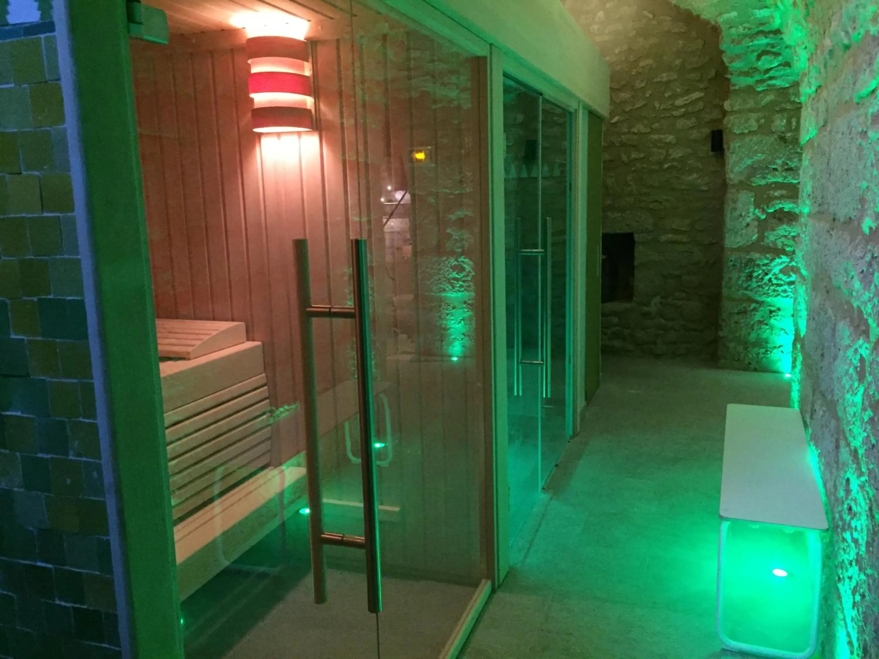 Hot Tub in Hotel De France