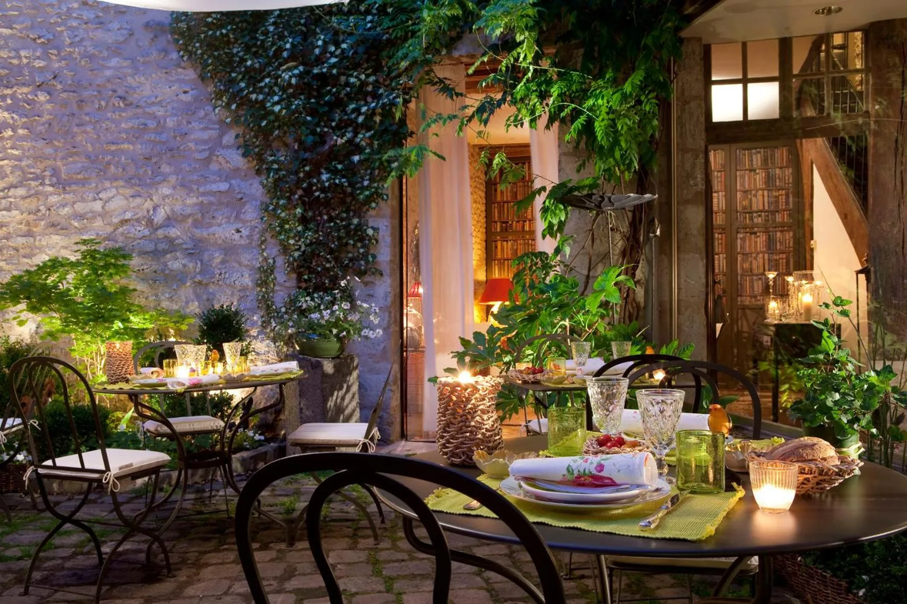 Patio in Hotel De France