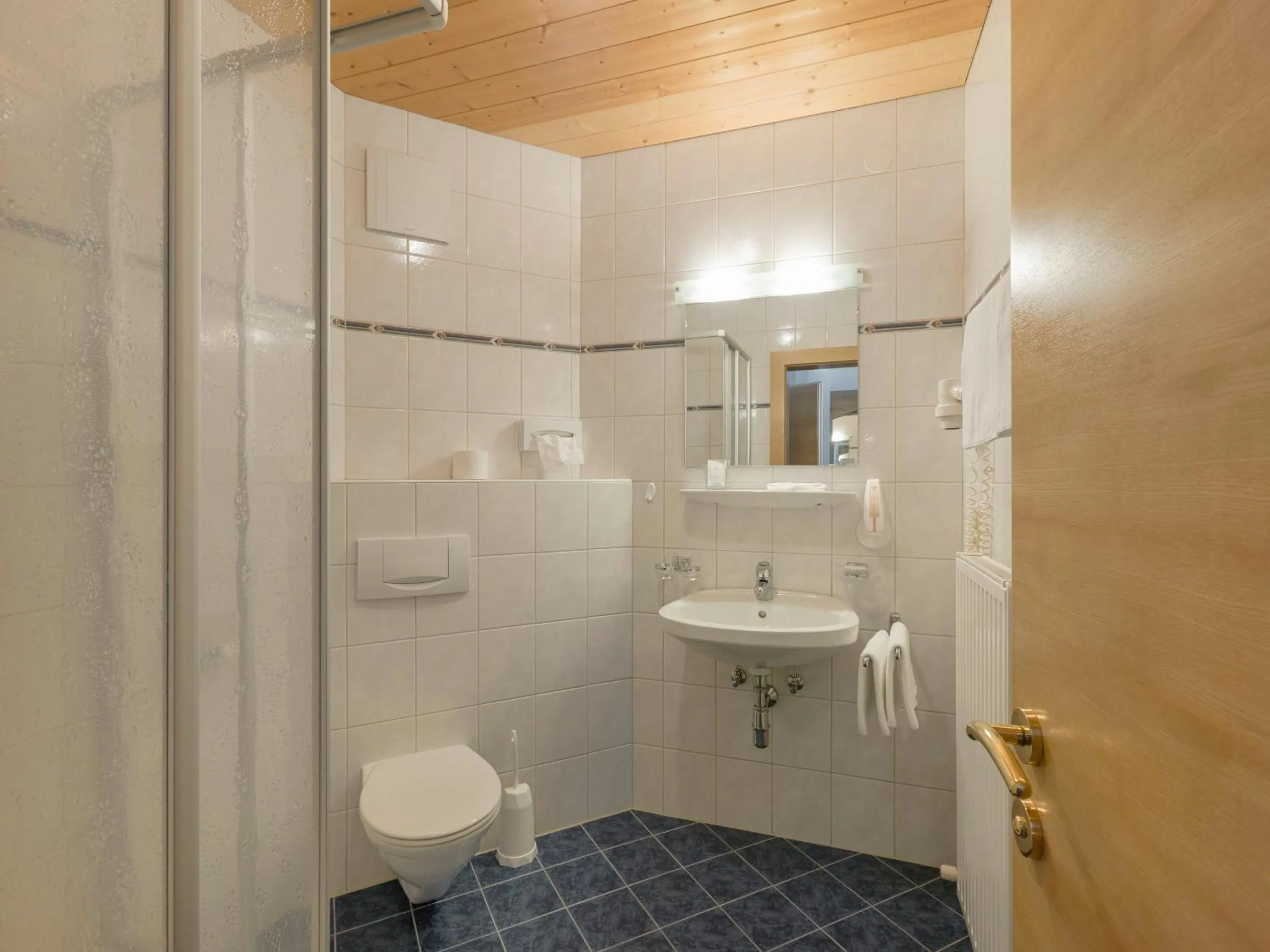 Bathroom in Quality Hosts Arlberg - Hotel Goldenes Kreuz B&B