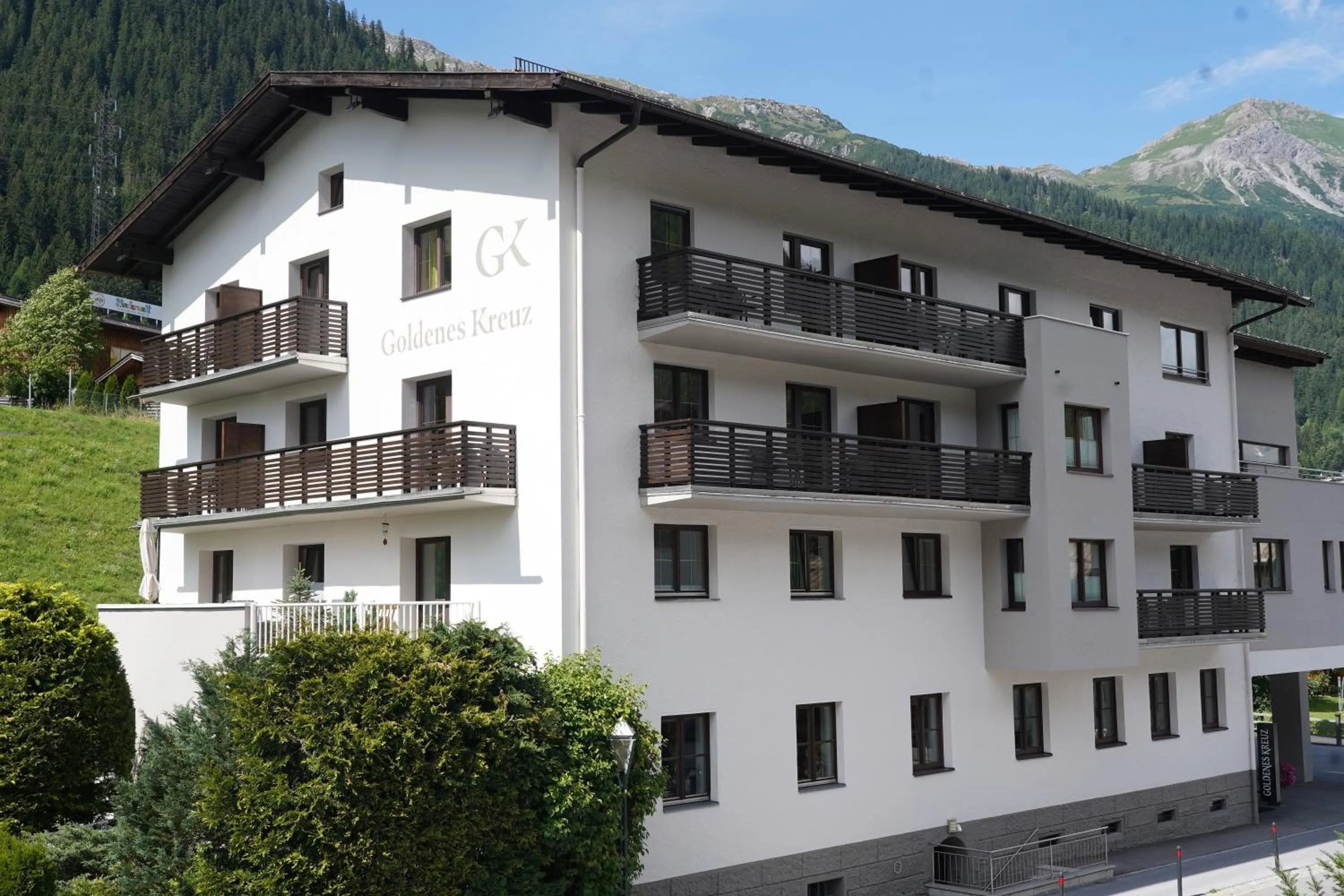 Property building in Quality Hosts Arlberg - Hotel Goldenes Kreuz B&B