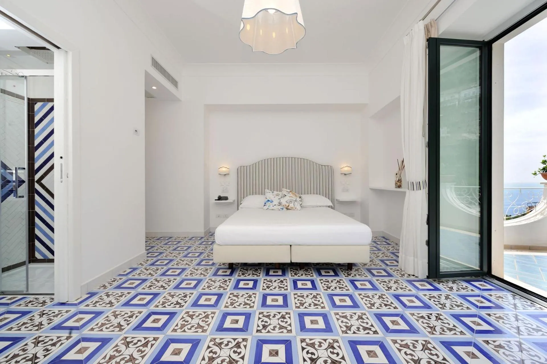 Bed in Villa Guarracino Amalfi