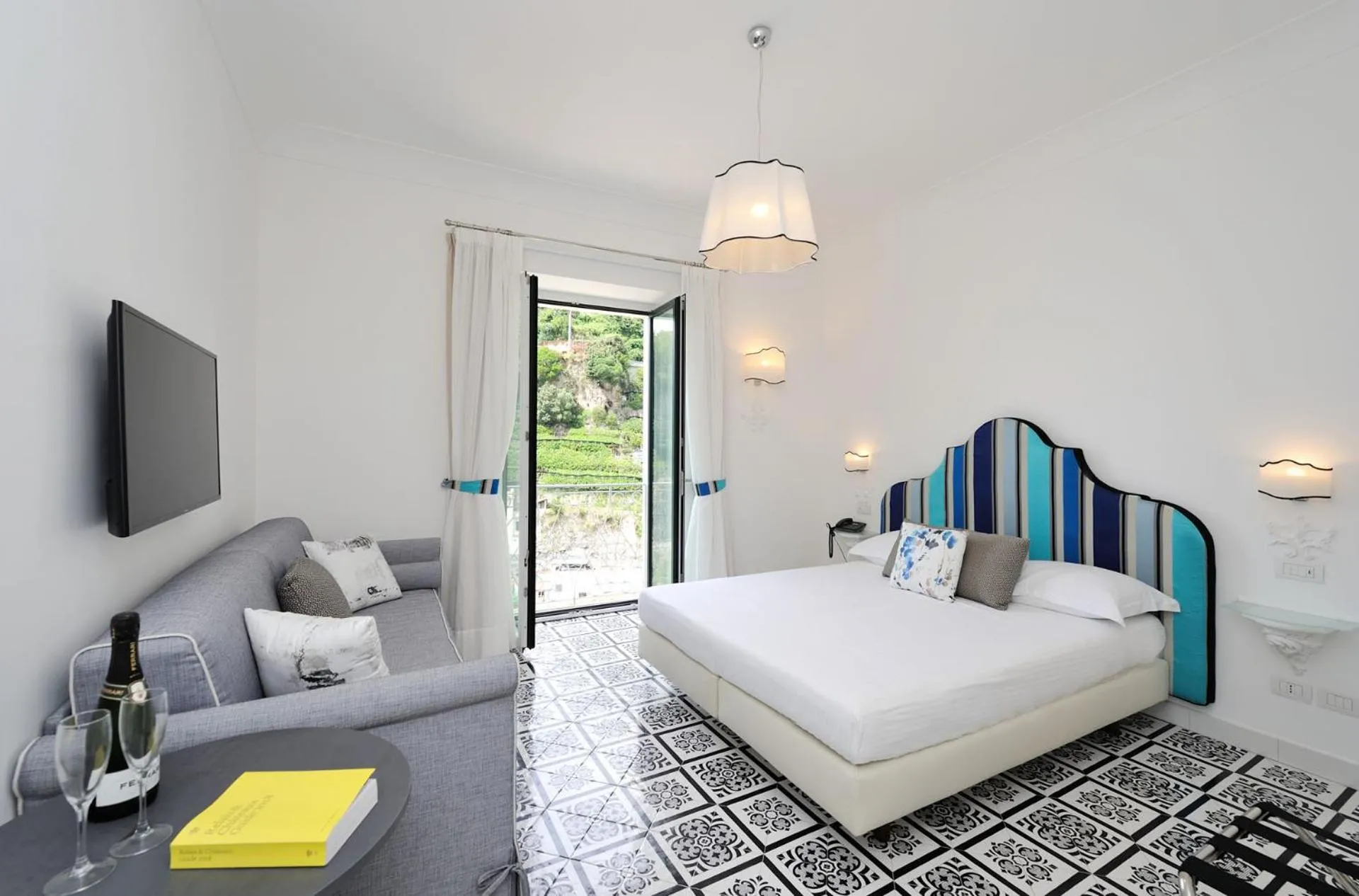 Bed in Villa Guarracino Amalfi