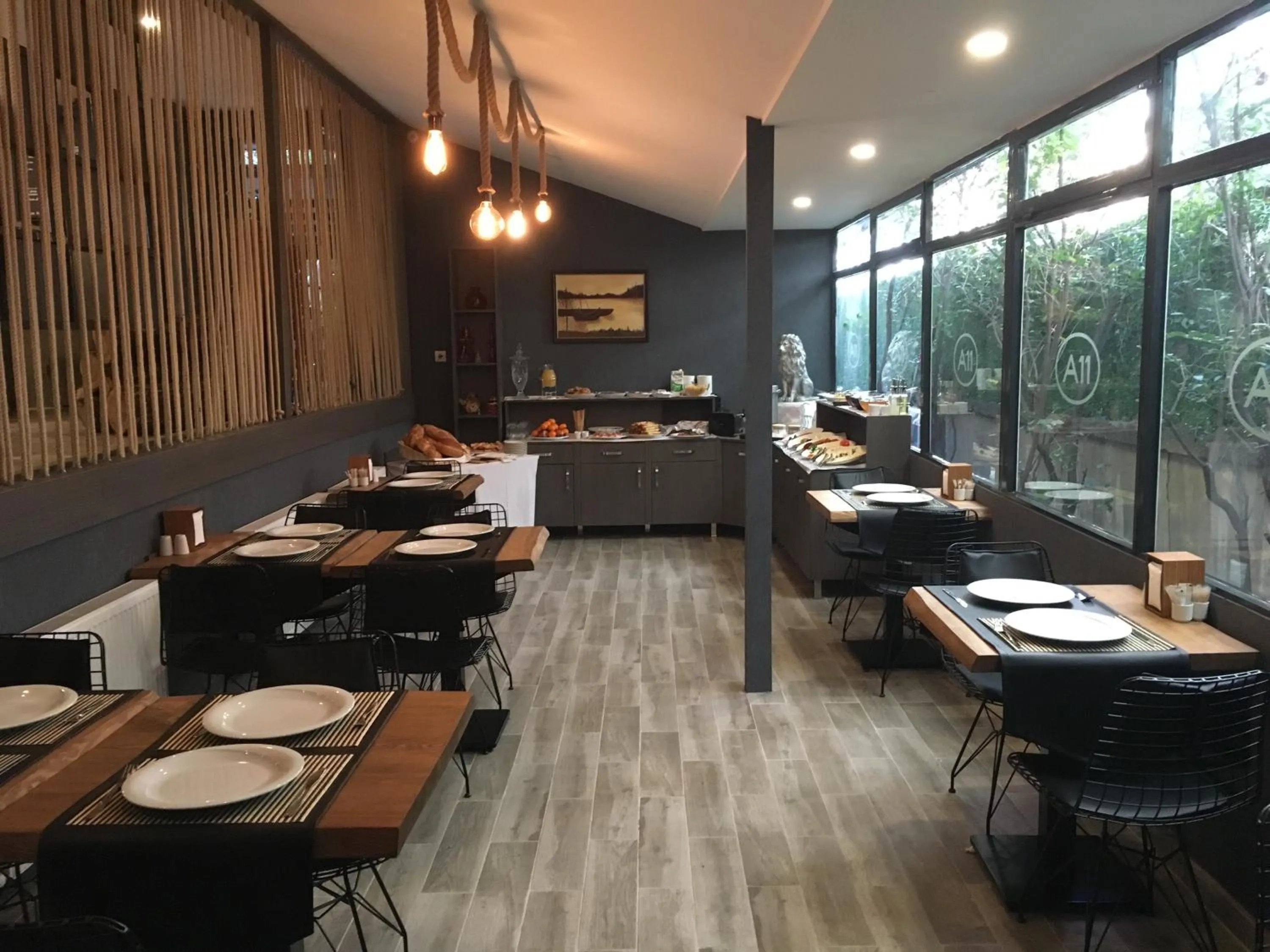 Restaurant/places to eat in A11 Hotel