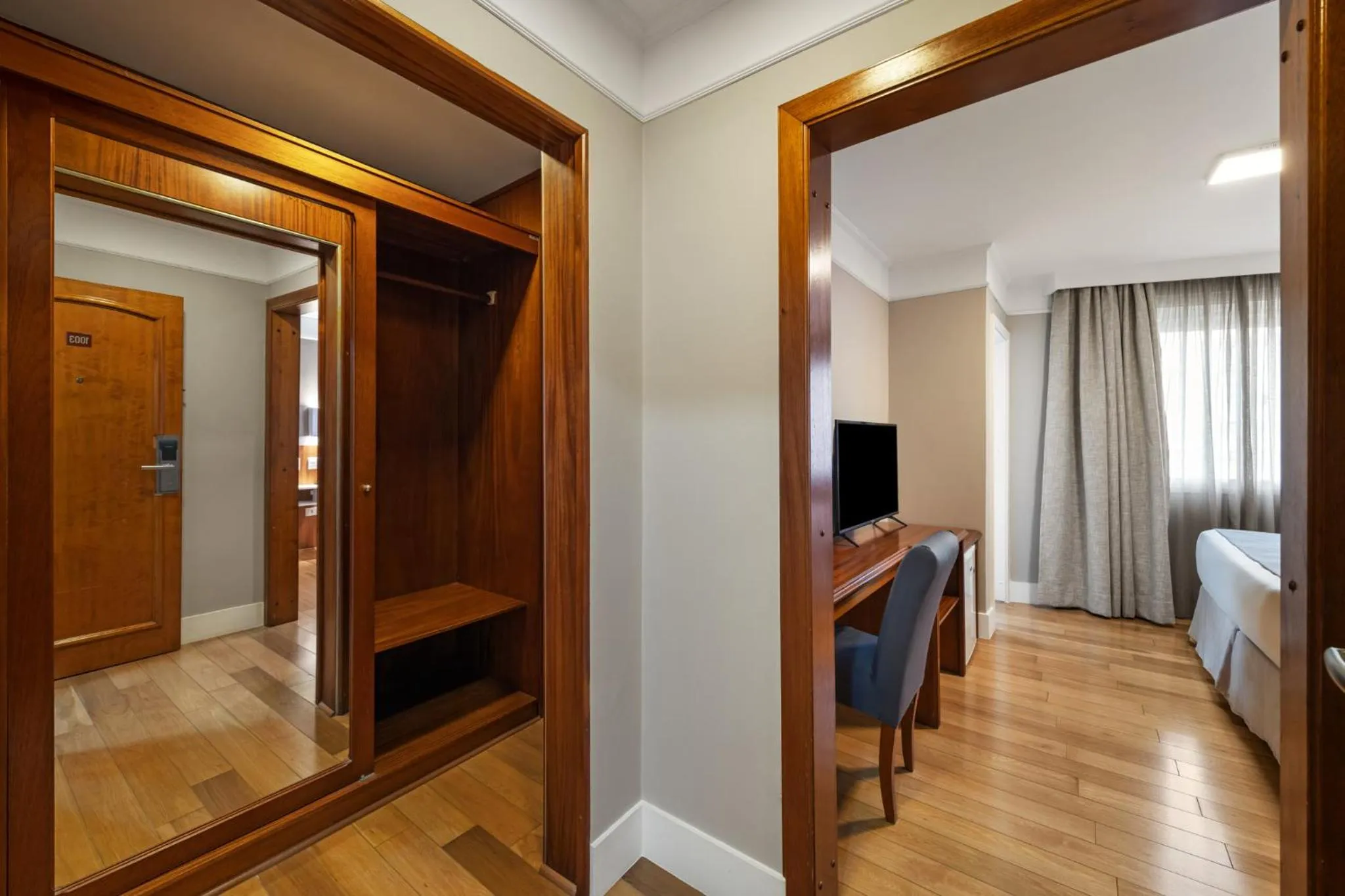 wardrobe, Bed in Hotel Trianon Paulista