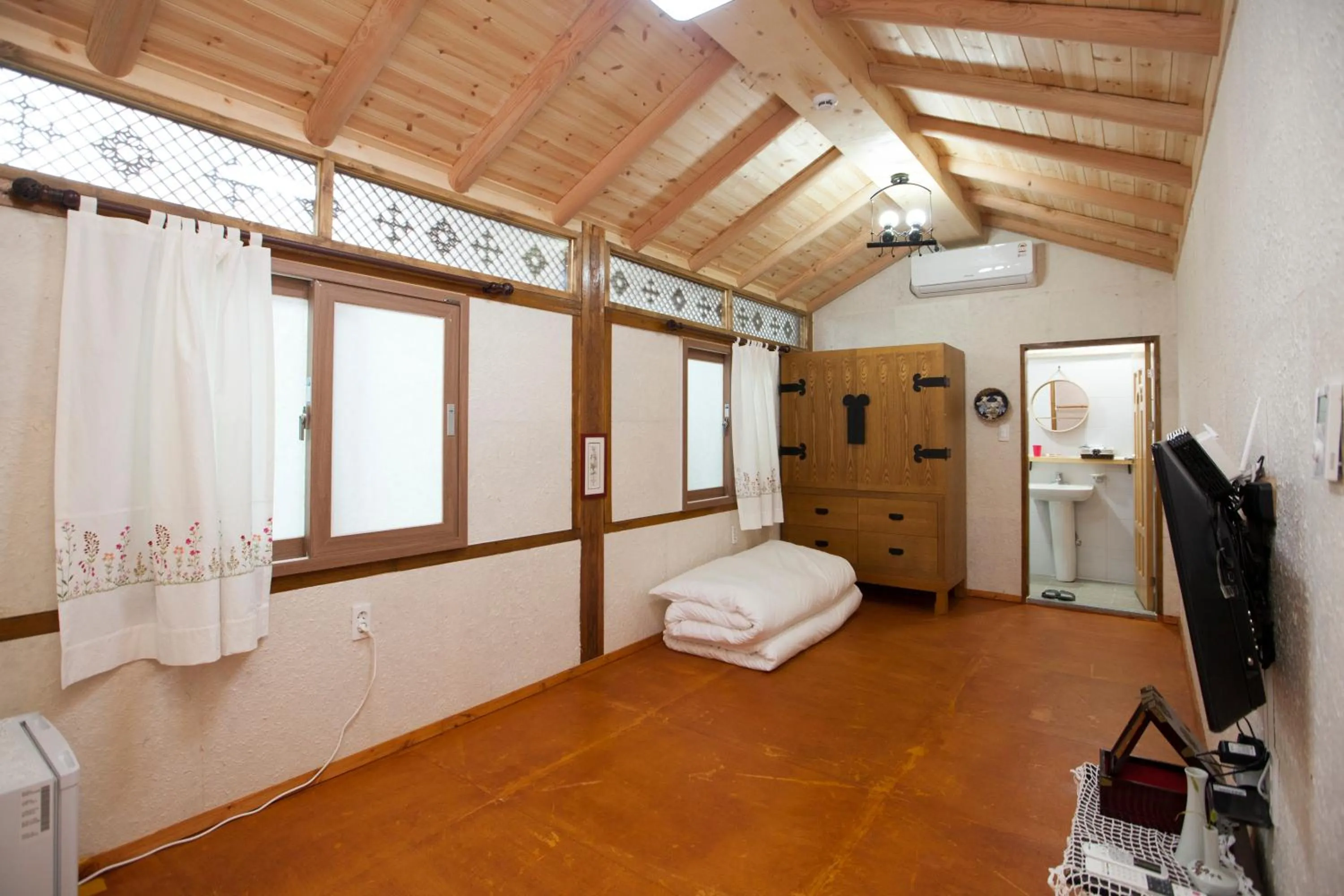 Photo of the whole room, Bed in The Hanok