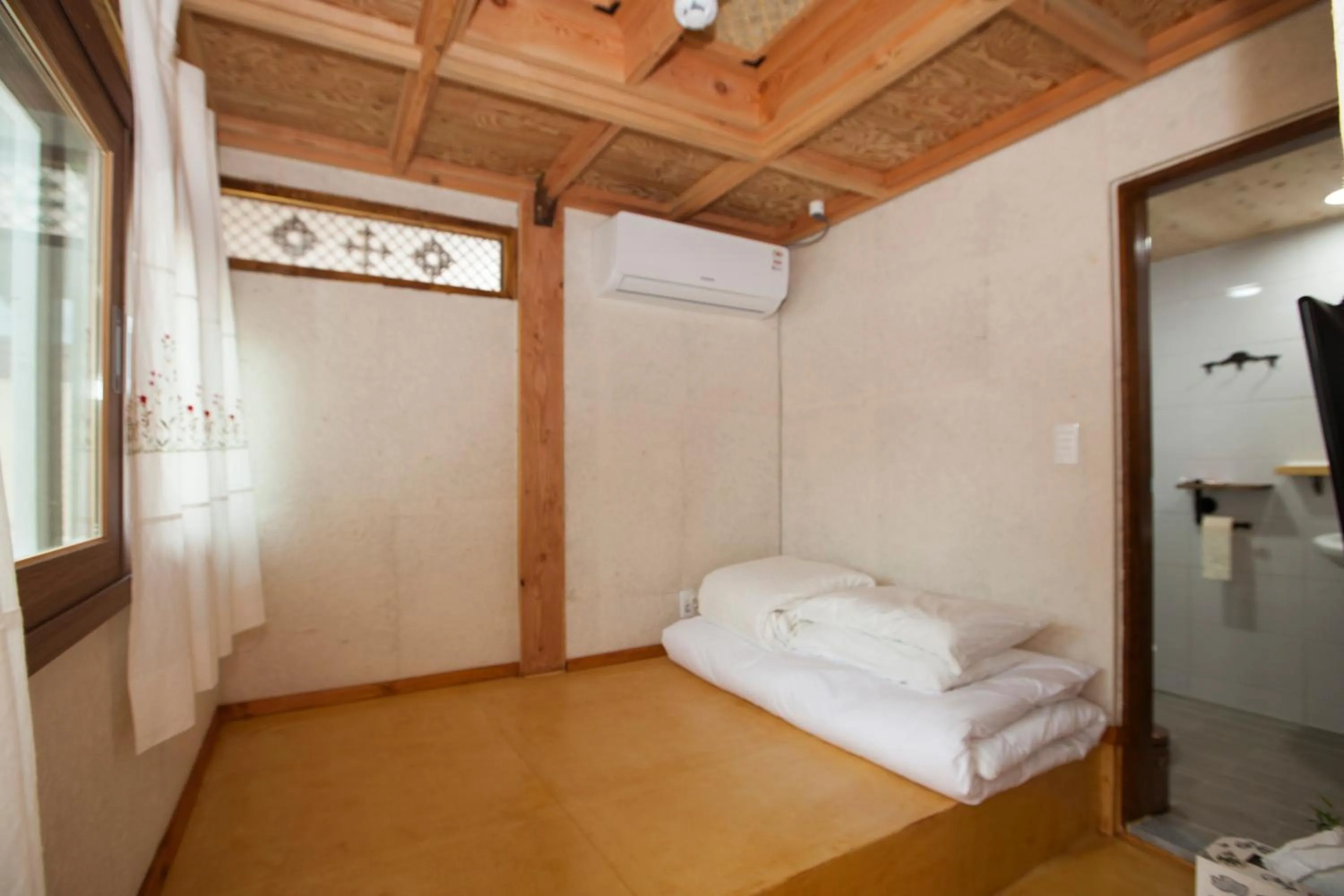 Photo of the whole room, Bed in The Hanok
