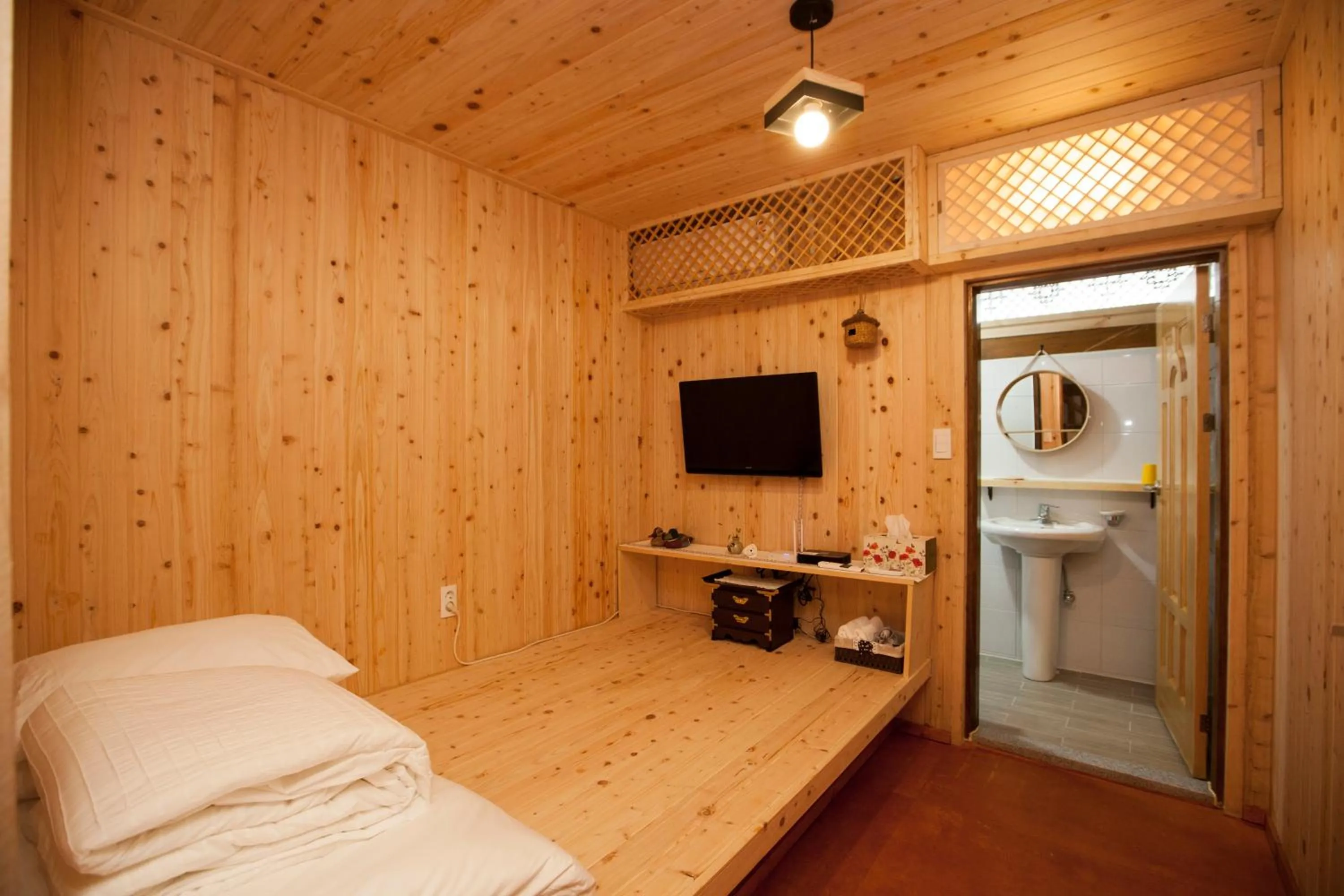 Photo of the whole room, Bed in The Hanok