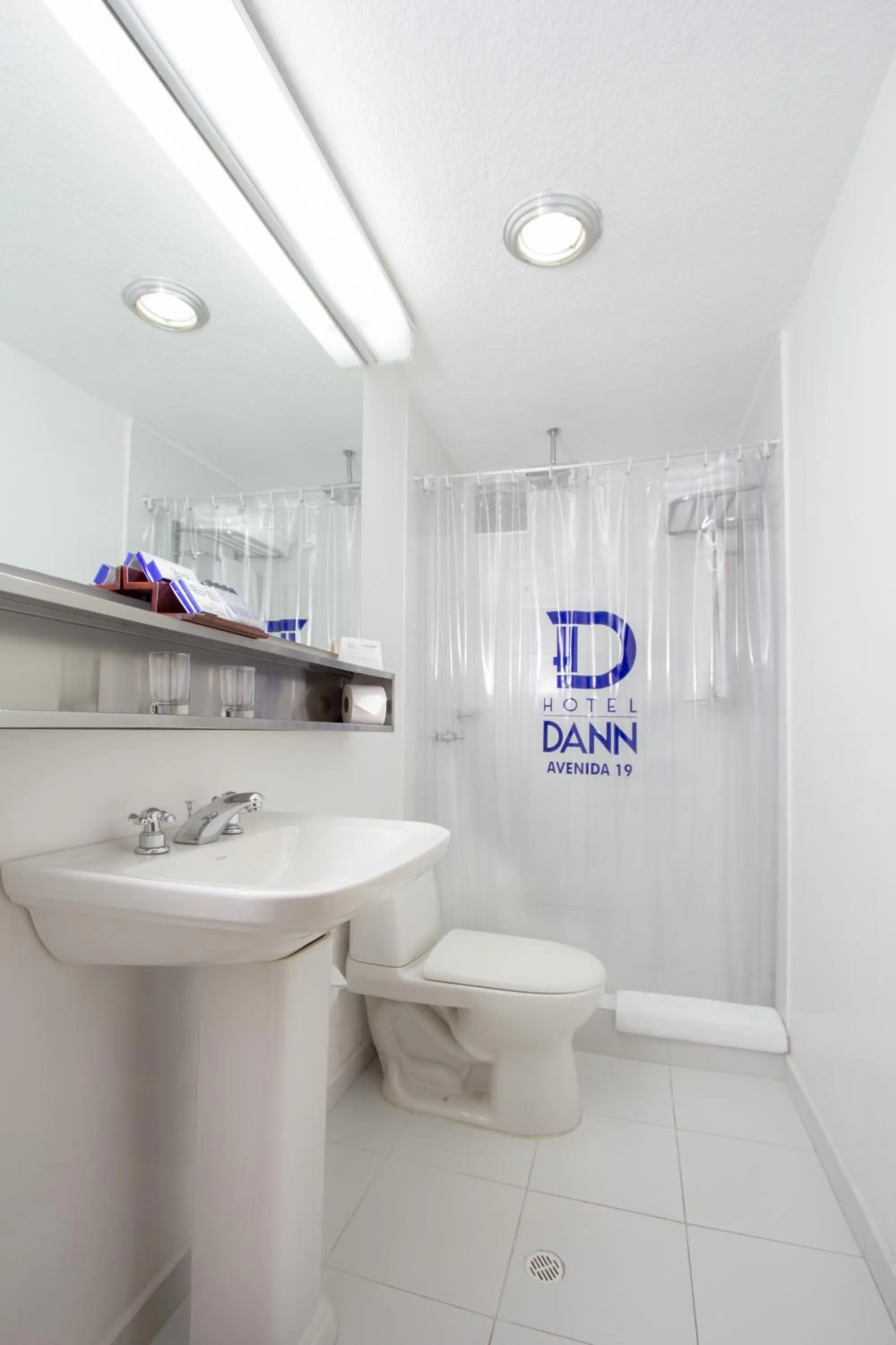 Bathroom in Hotel Dann Av. 19