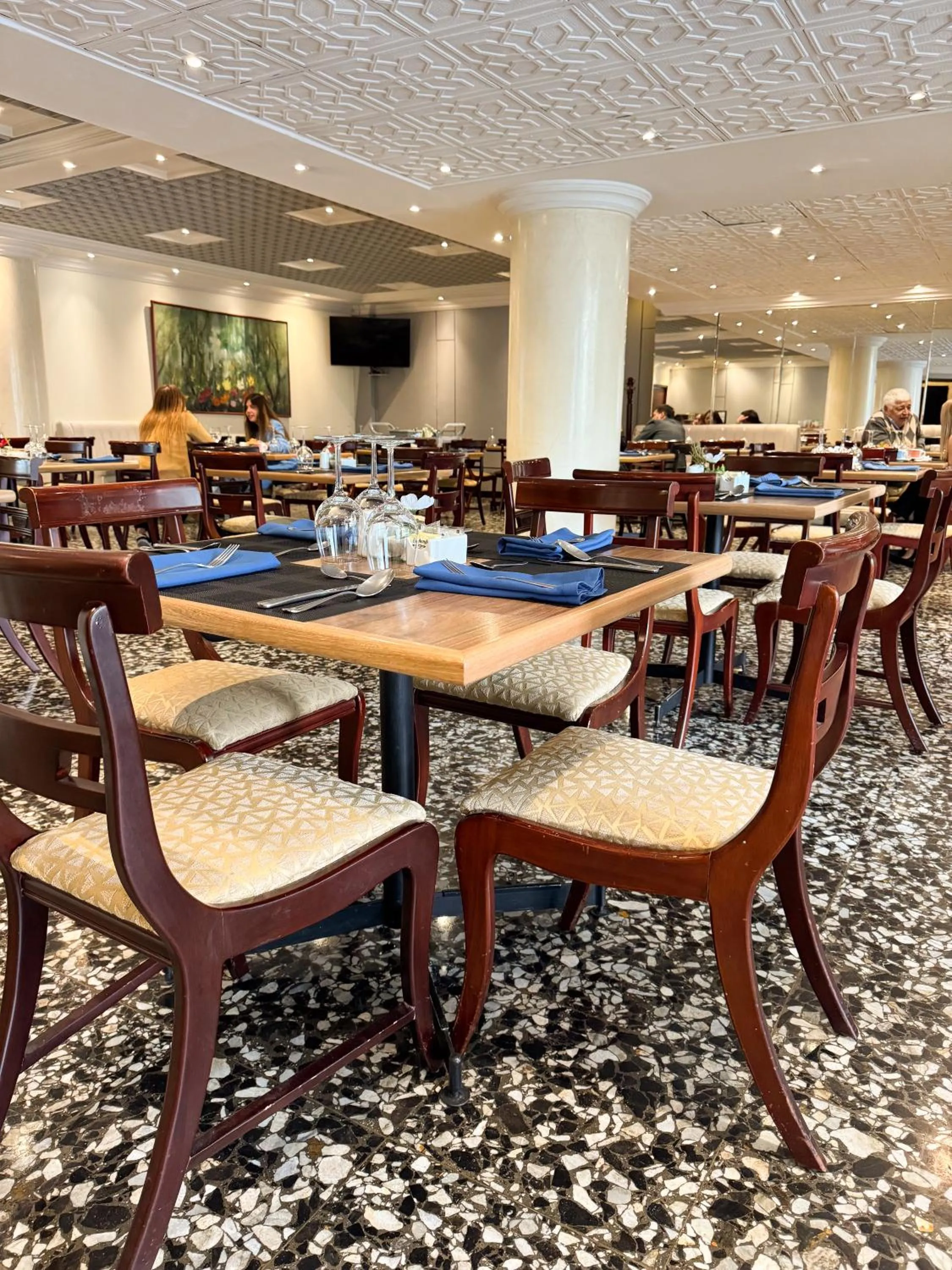 Restaurant/places to eat in Hotel Dann Av. 19