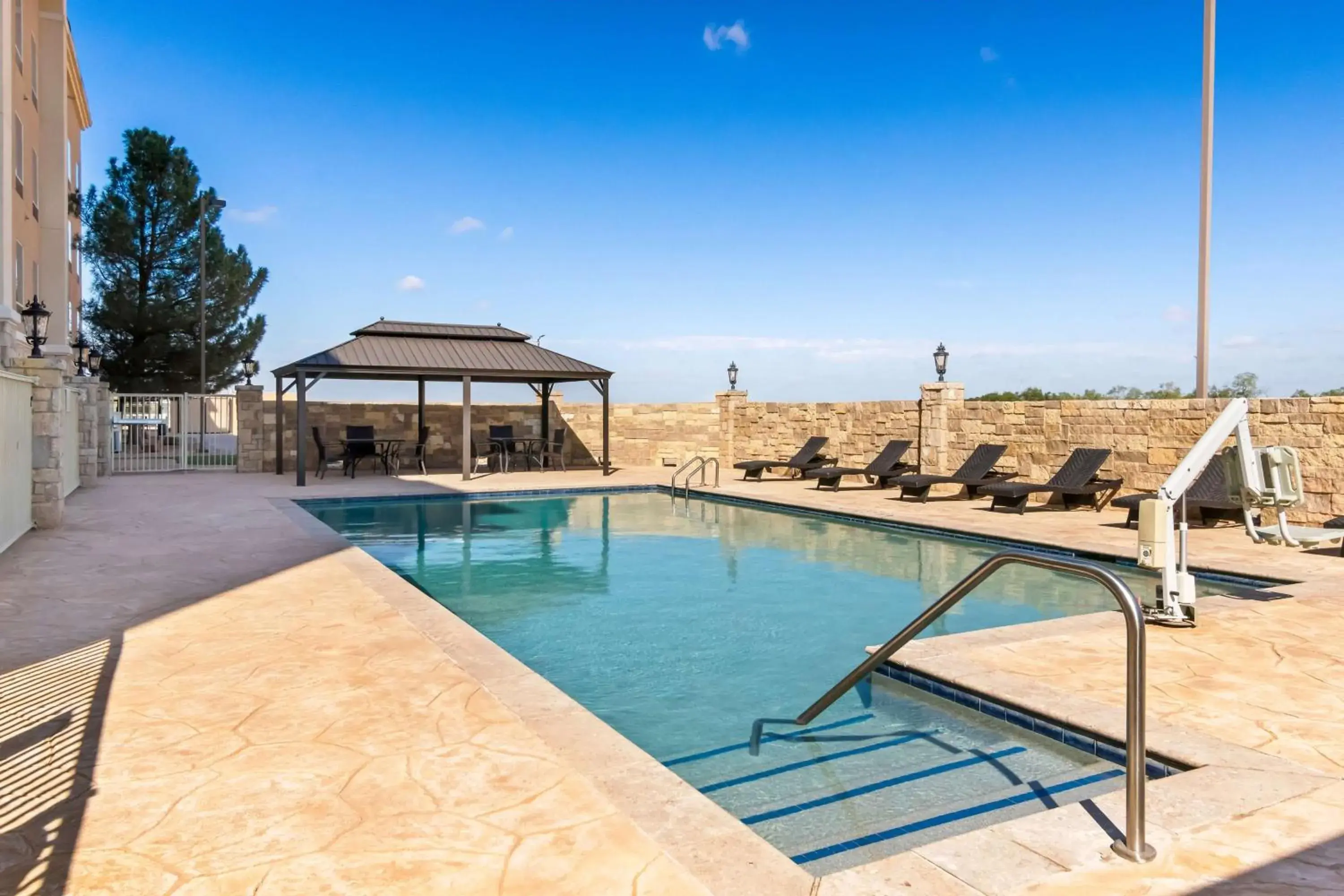 Pool view in Hampton Inn & Suites Abilene I-20 Pool view in Hampton Inn & Suites Abilene I-20