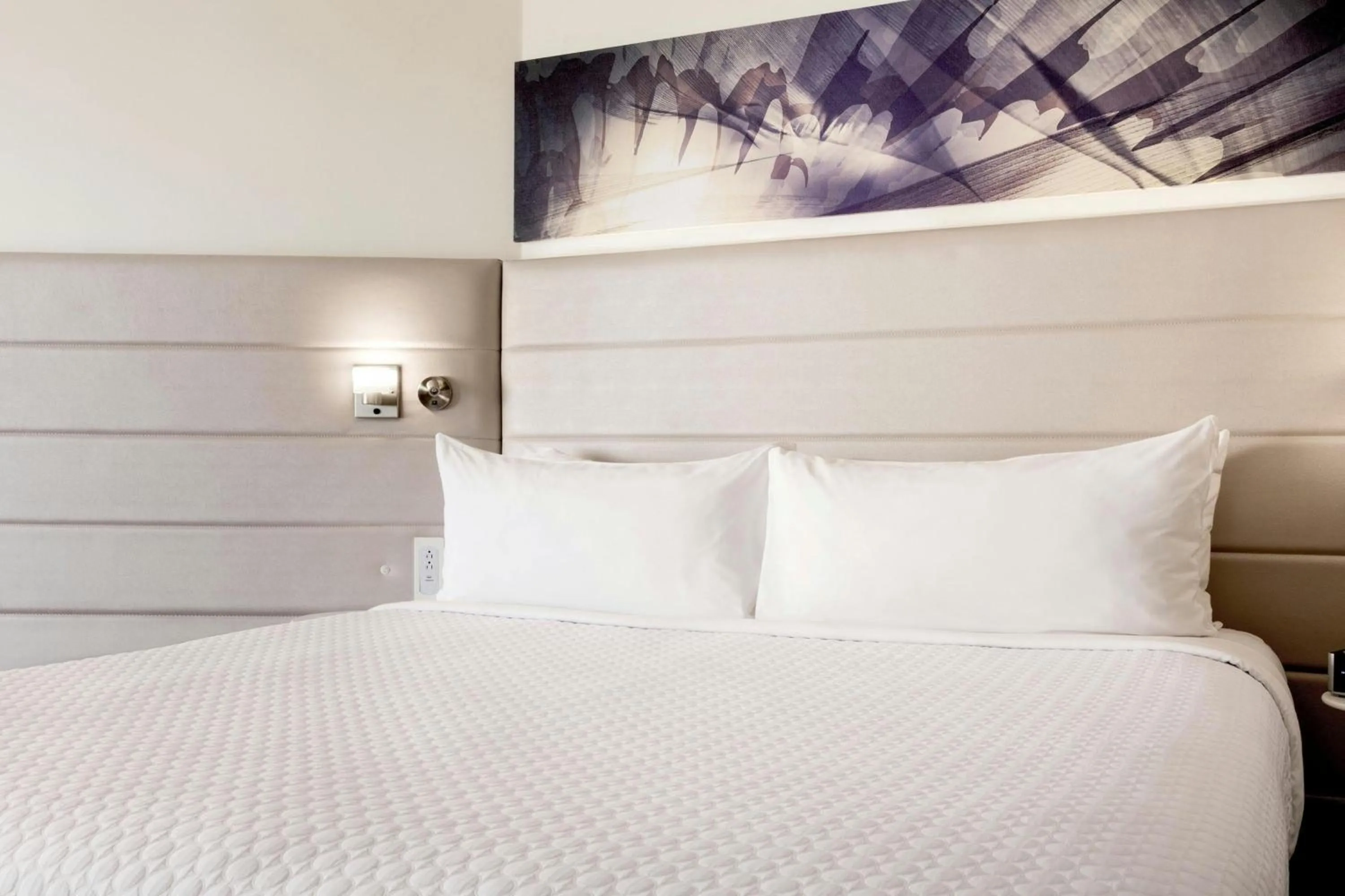 Photo of the whole room, Bed in Peachtree Hotel Midtown Atlanta