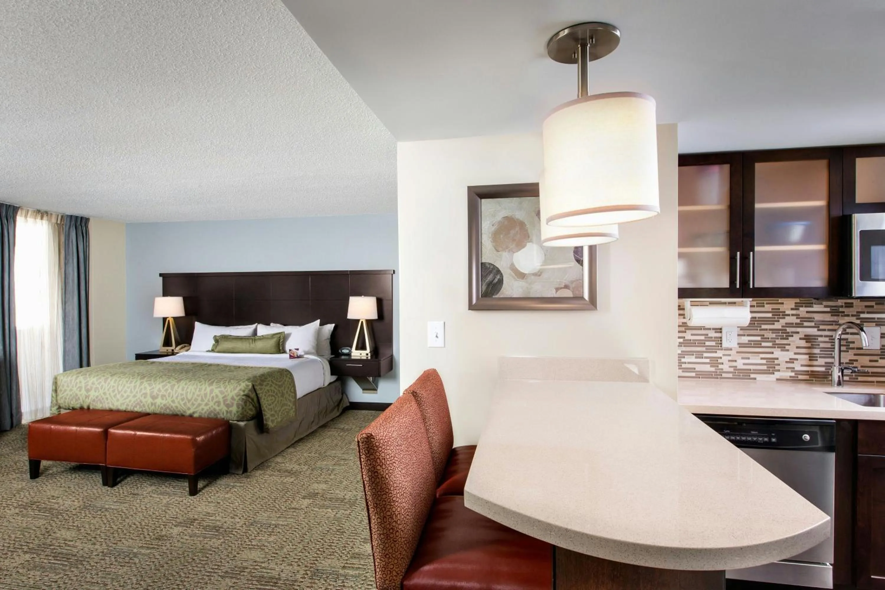 Kitchen or kitchenette, Bed in Peachtree Hotel Midtown Atlanta