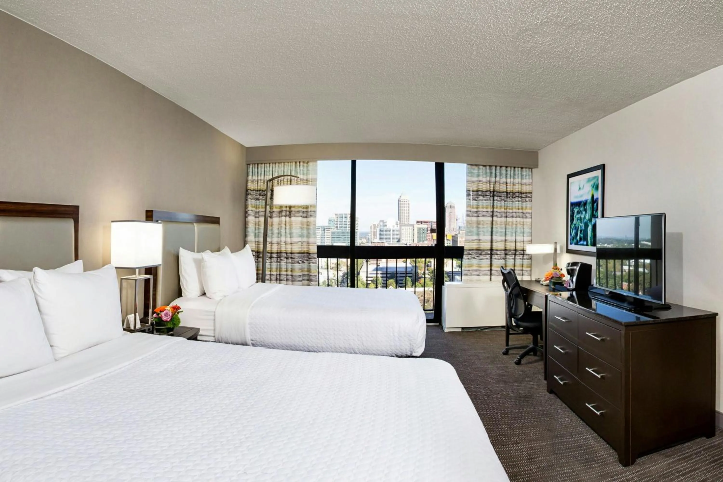 Photo of the whole room, Bed in Peachtree Hotel Midtown Atlanta