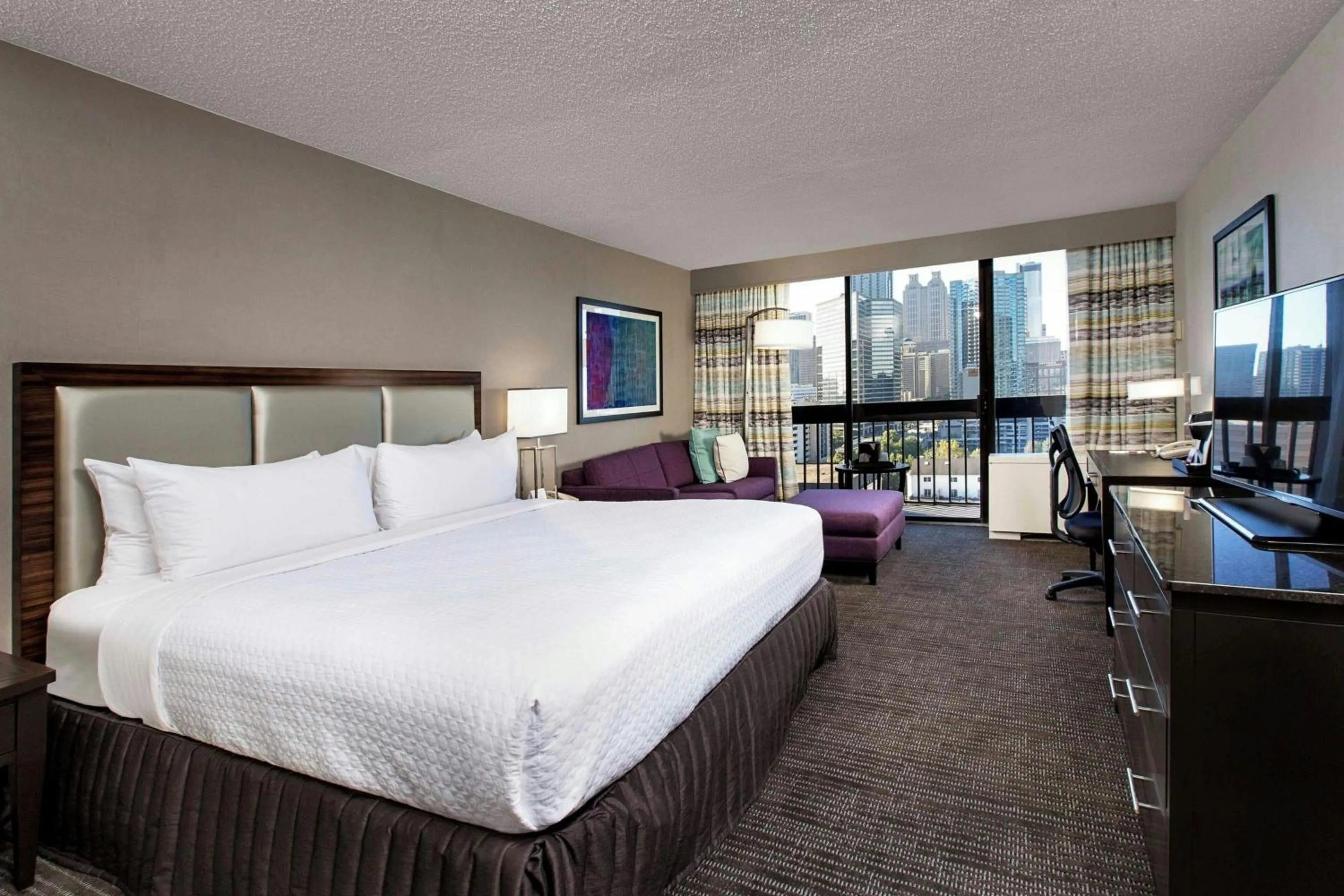 Photo of the whole room, Bed in Peachtree Hotel Midtown Atlanta