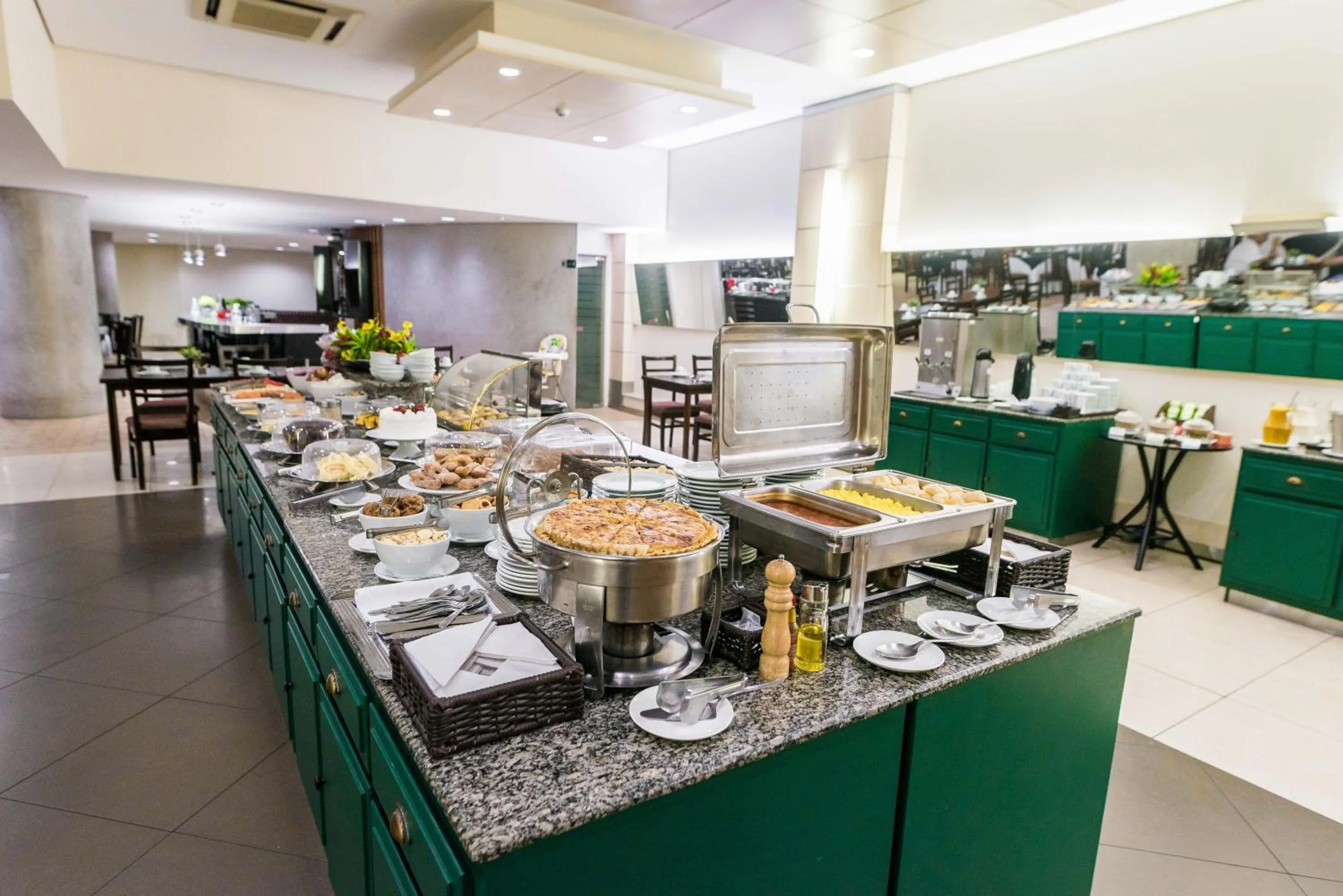 Restaurant/places to eat in Hotel Boulevard