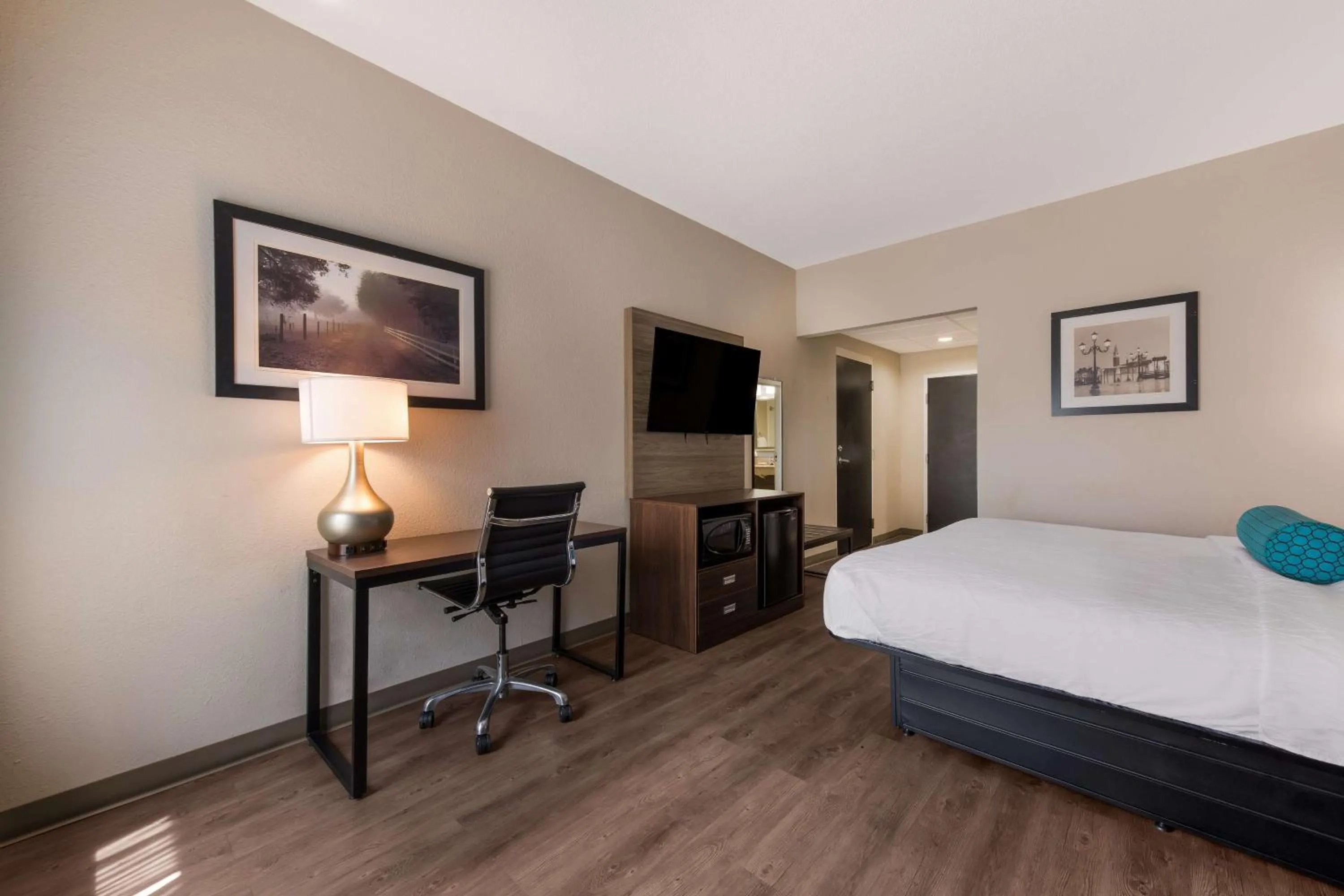 Bedroom, Bed in Best Western Albemarle Inn