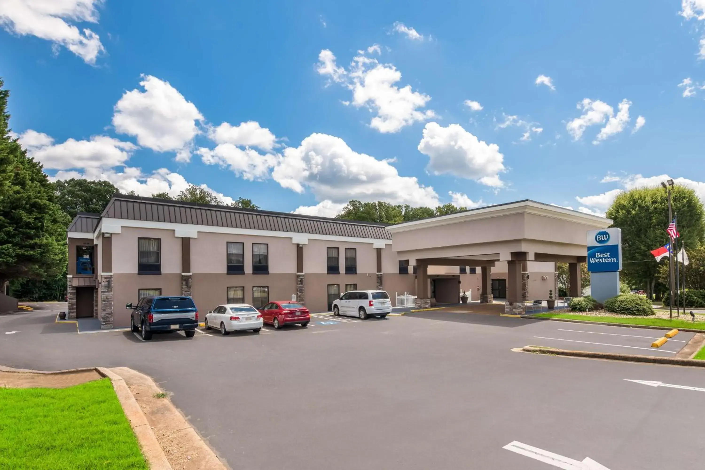 Property building in Best Western Albemarle Inn Property building in Best Western Albemarle Inn