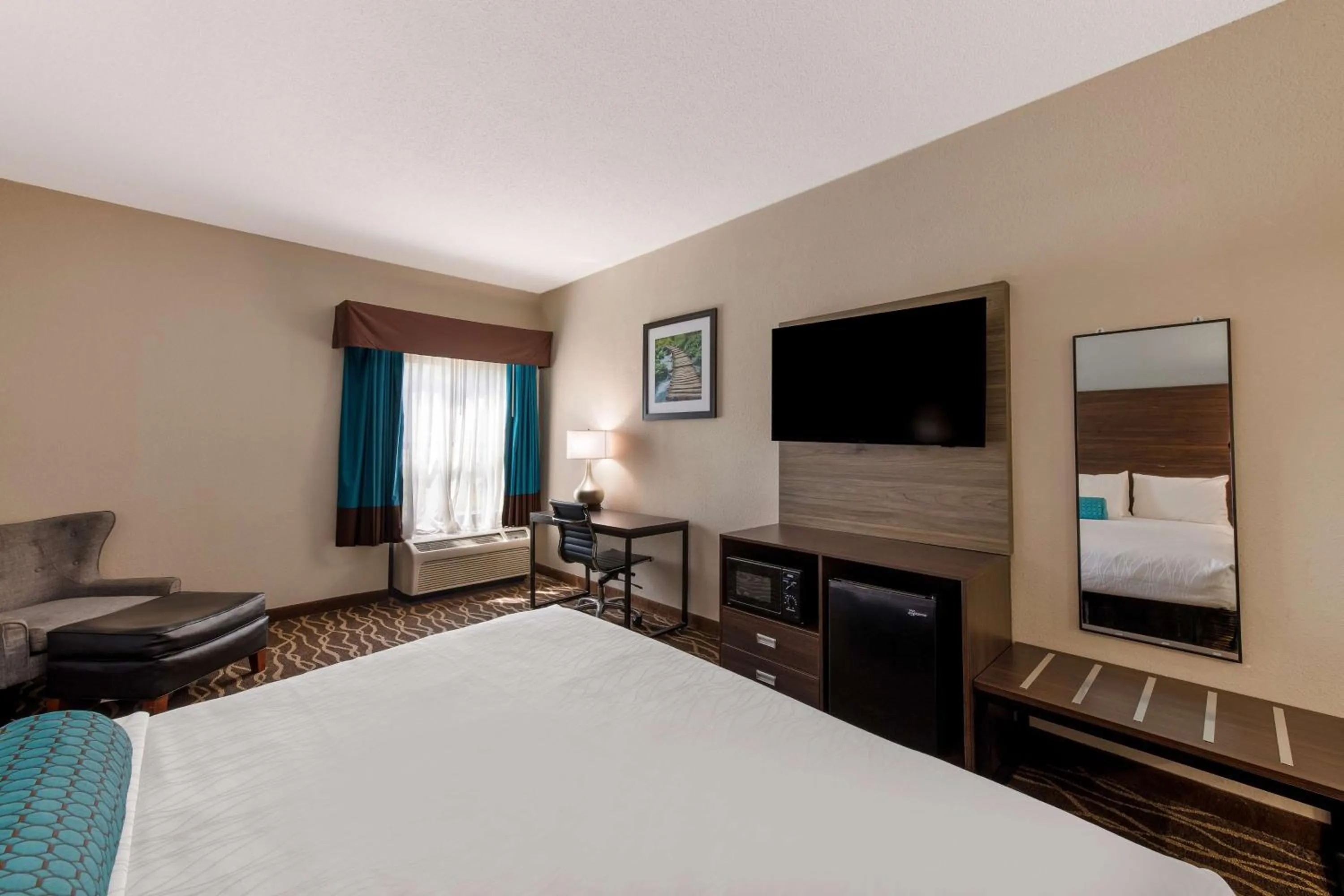 Bedroom, Bed in Best Western Albemarle Inn