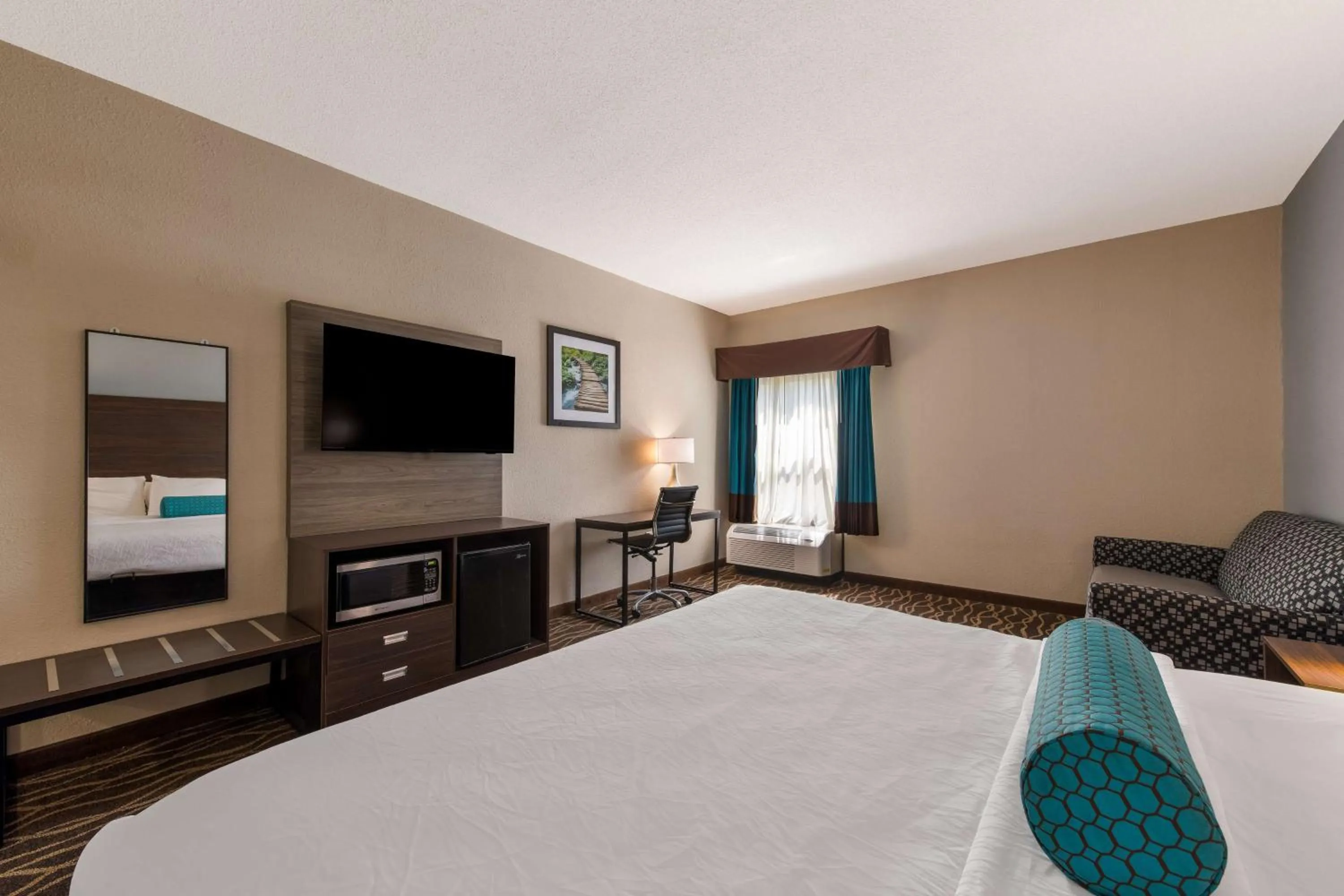 Bedroom, Bed in Best Western Albemarle Inn