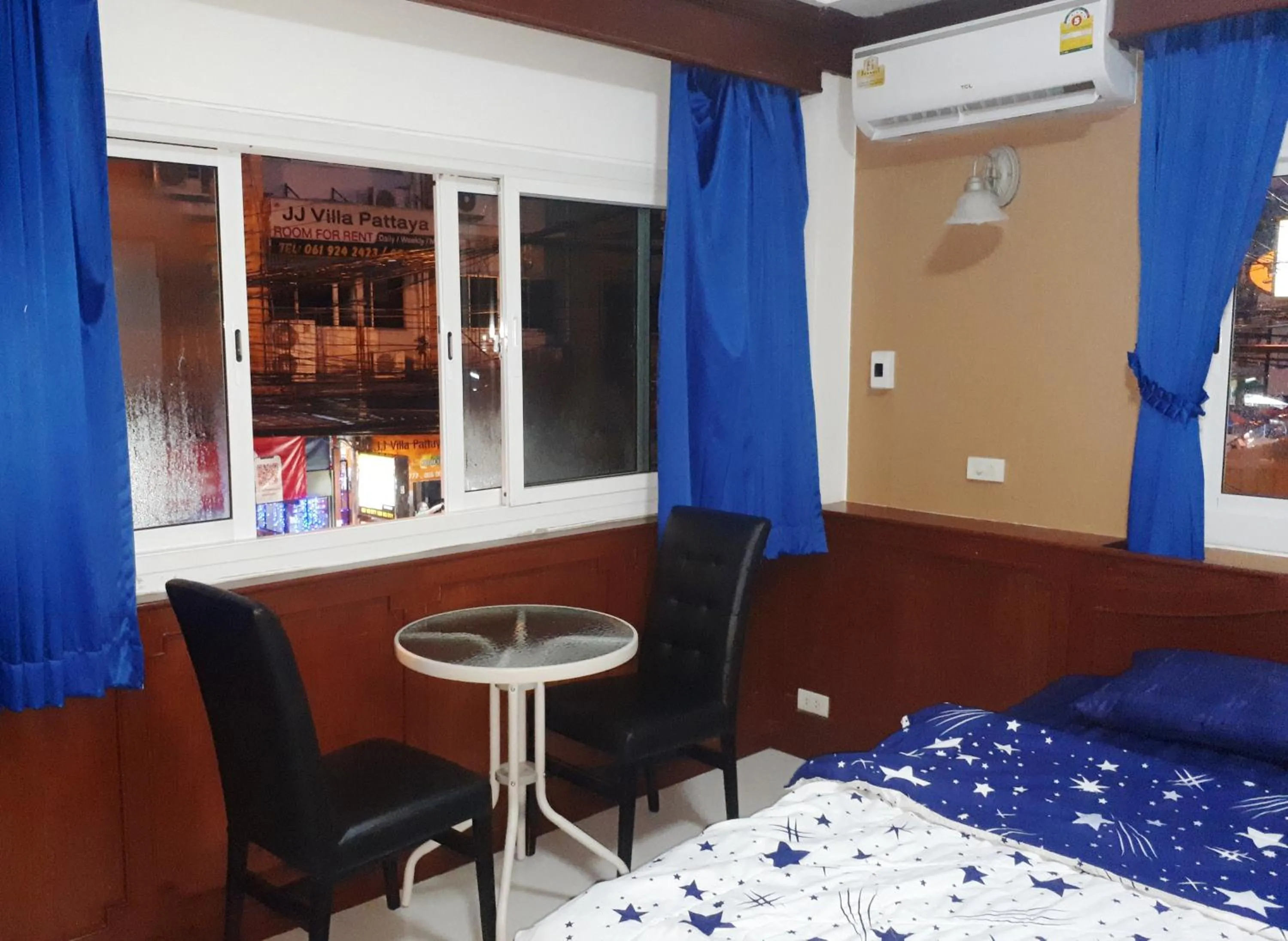 Photo of the whole room, Bed in Chill Inn