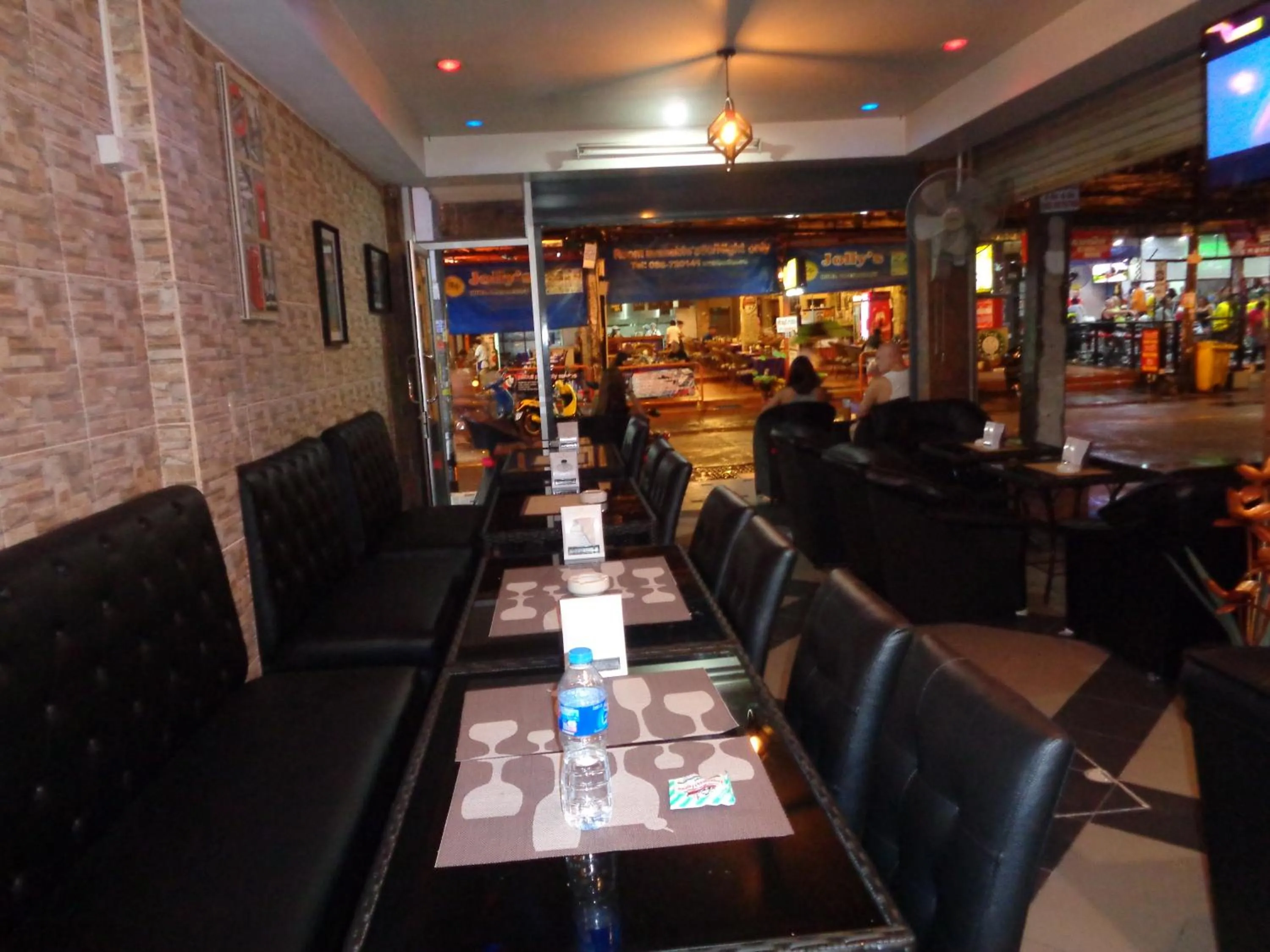 Restaurant/places to eat in Chill Inn