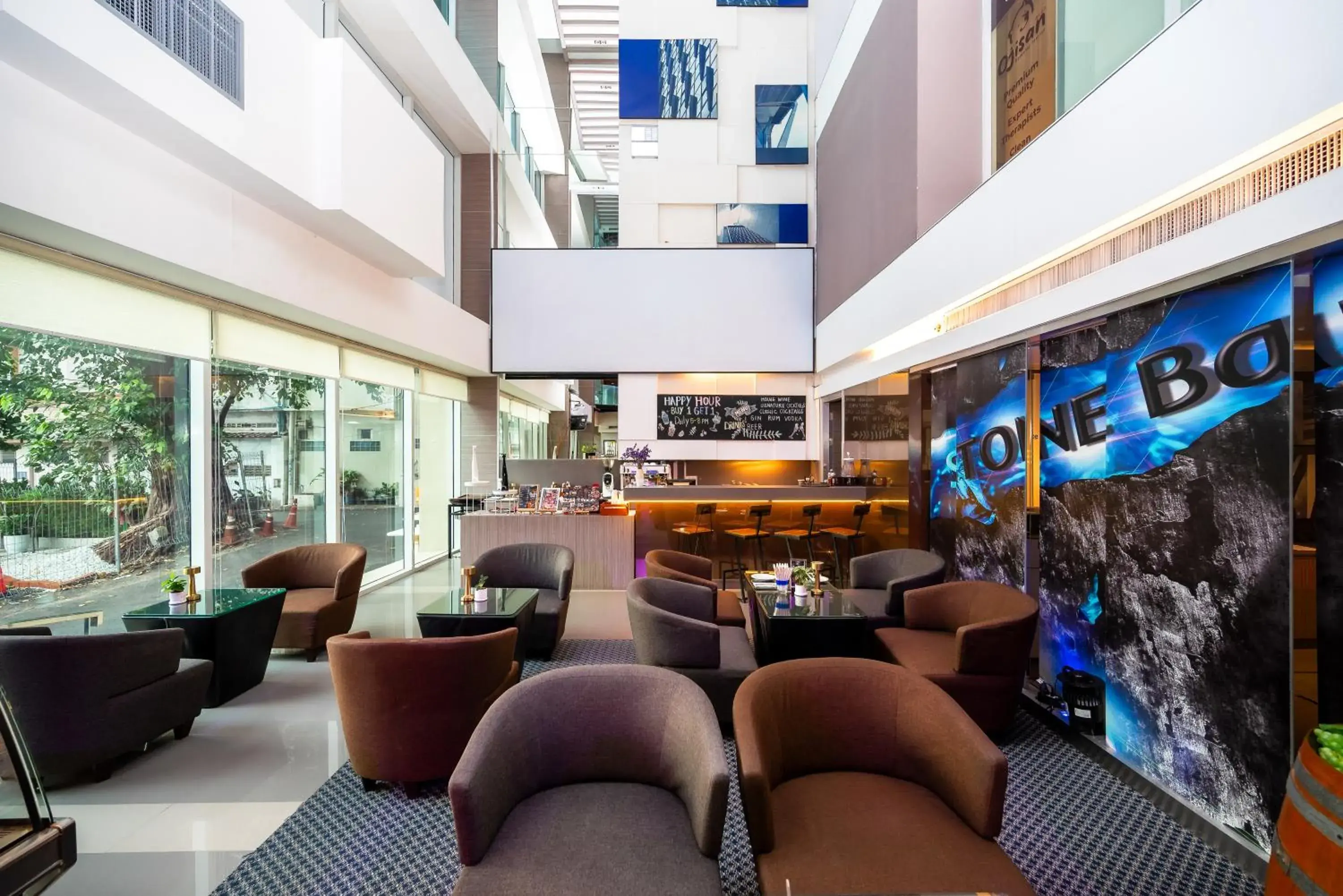 Lounge or bar in Hilton Garden Inn Bangkok Silom Lounge or bar in Hilton Garden Inn Bangkok Silom