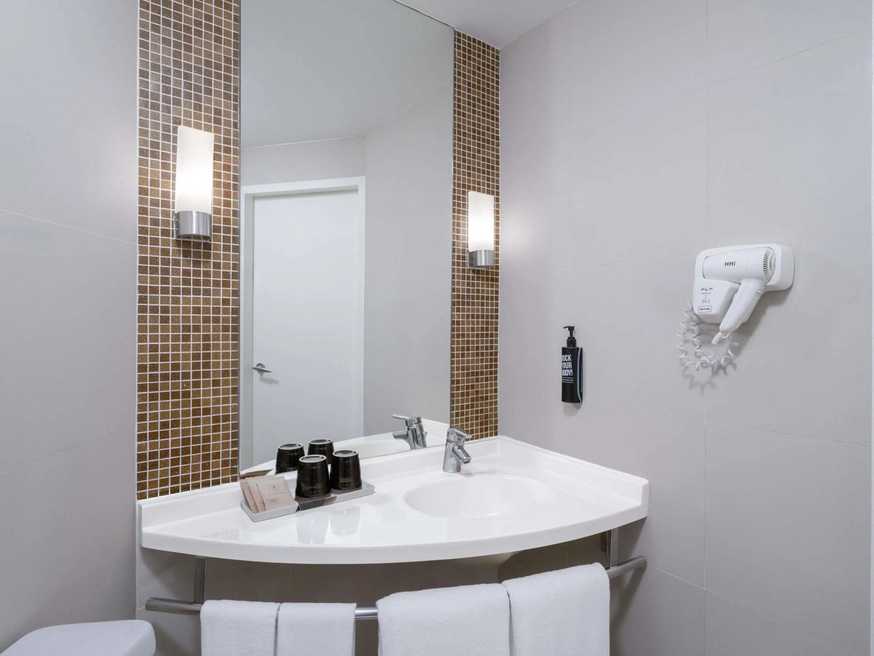 Bedroom in Ibis Bangkok Riverside